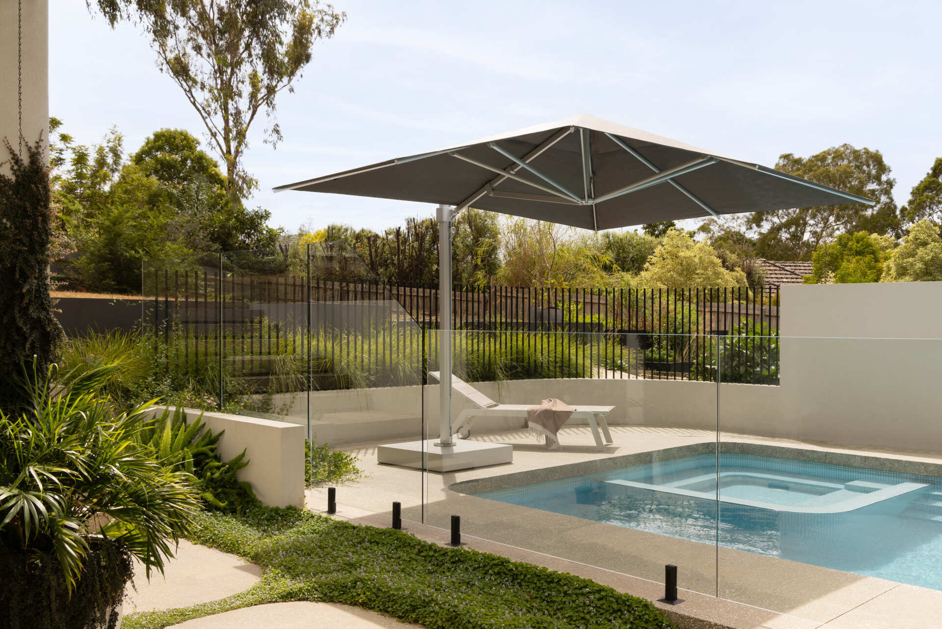 The alfresco area, pergola, and pool sit directly to the north, forming a natural extension of the interior spaces. This outdoor zone isn’t separate. It works as part of the overall living environment, allowing gatherings to spill outside while maintaining a strong visual connection back into the home.