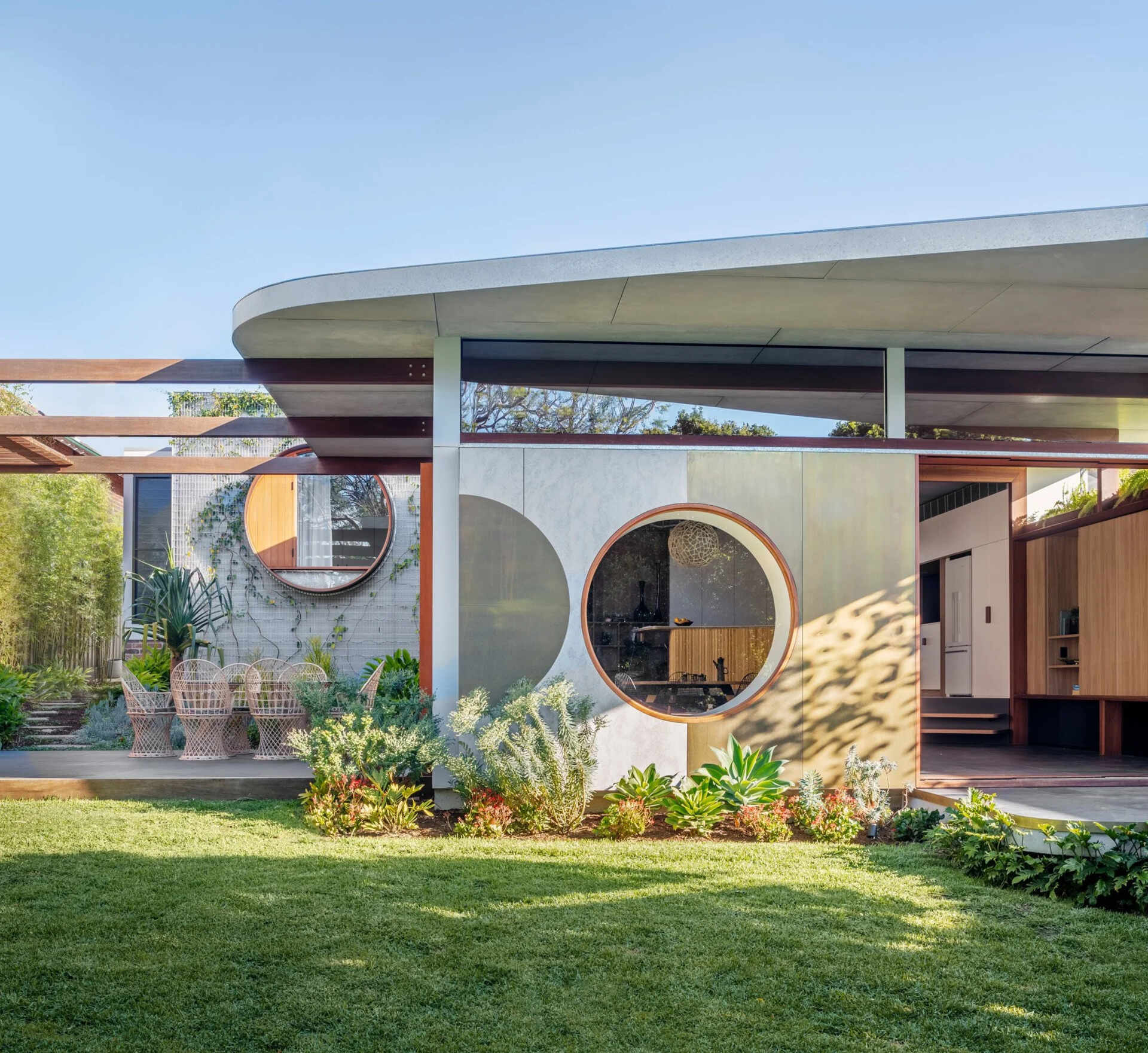 La casa contemporánea combina diseño circular, vida interior y exterior e ideas inspiradas en Totoro con una renovación única centrada en la familia.