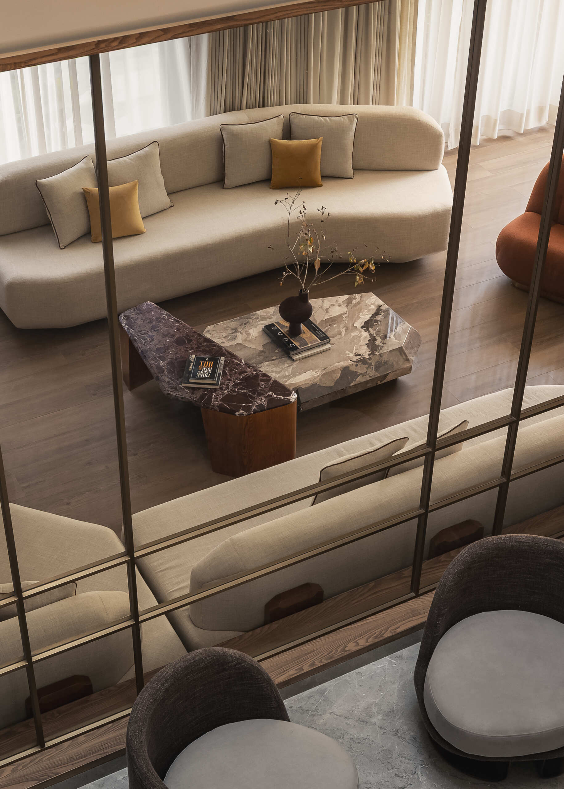 The living room continues the idea of softness and balance. Muted tones form the base, allowing the materials to stand out without overwhelming the space.