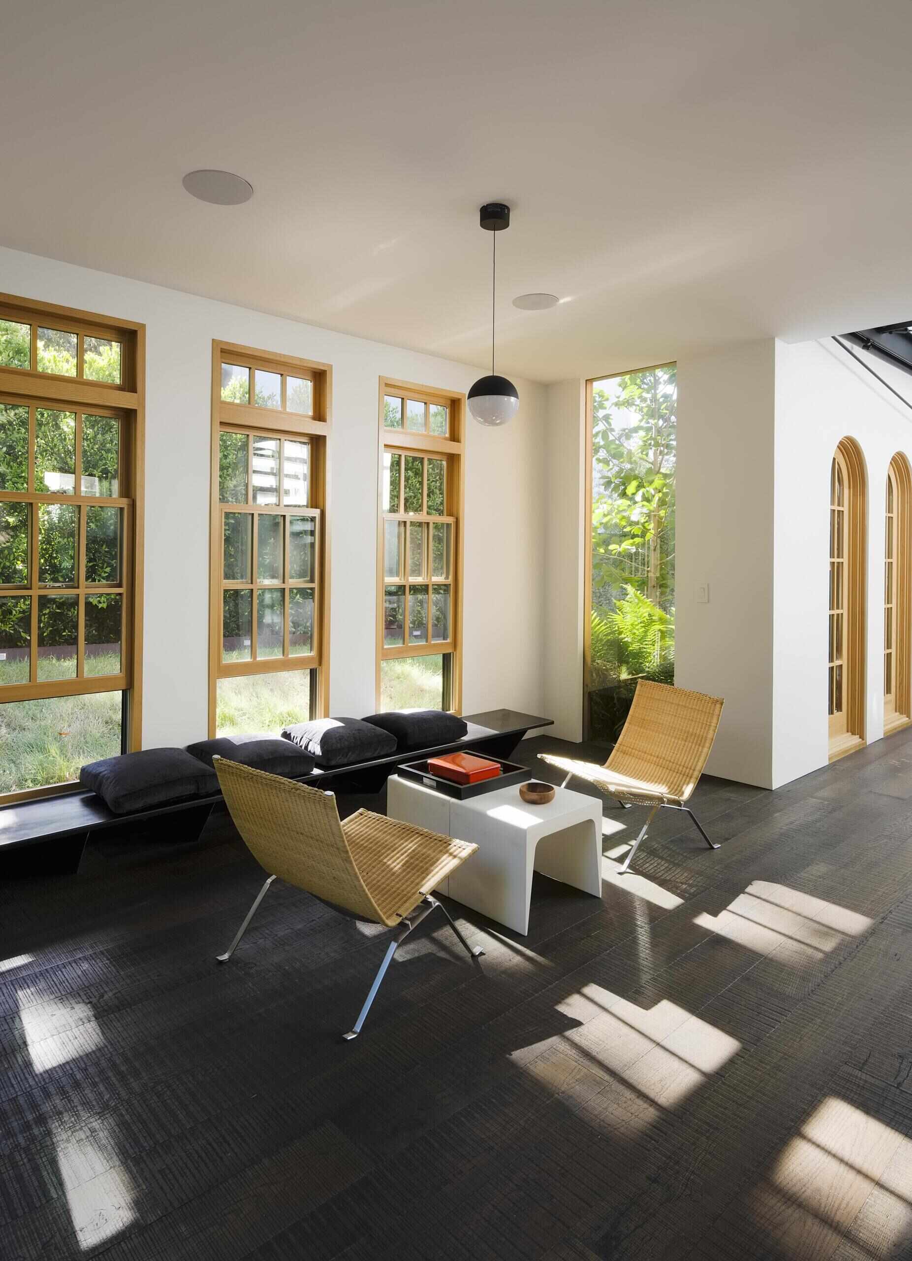 The living room introduces a small seating area by the windows, with the the bench and chairs positioned to take advantage of the garden views.