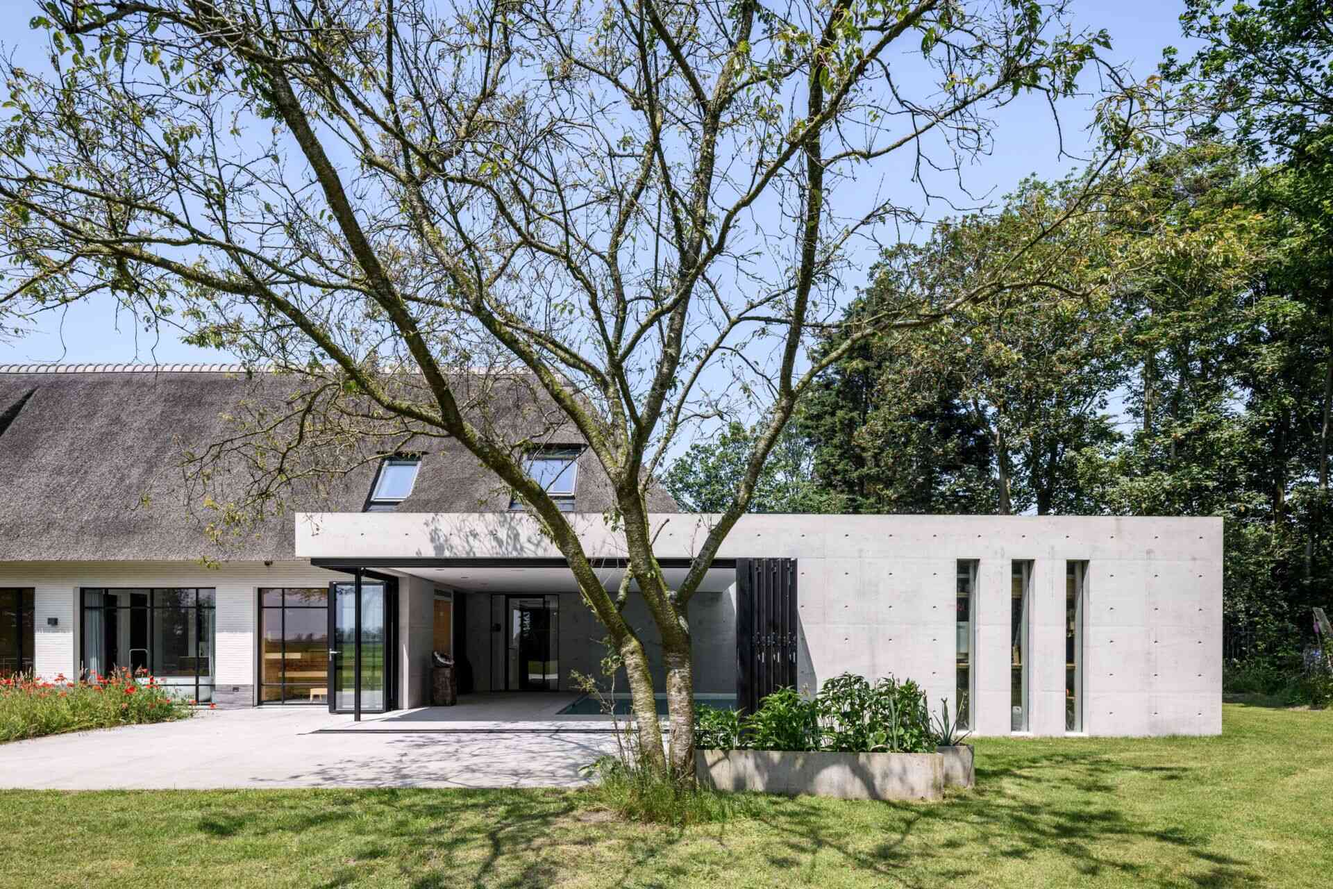 Llamativa extensión de bienestar con piscina, sauna y paredes de cristal plegables con acceso total a la terraza exterior.