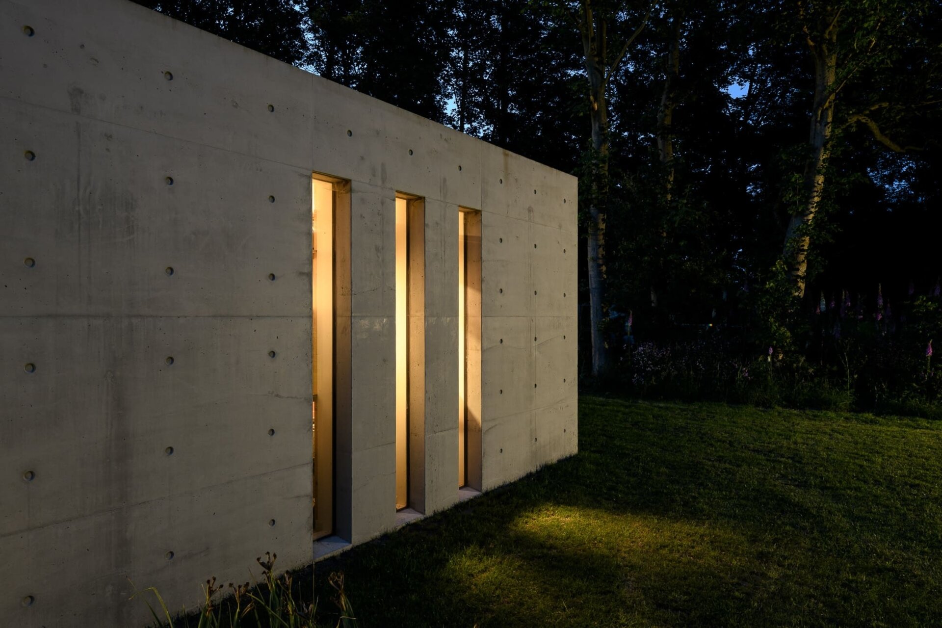 Llamativa extensión de bienestar con piscina, sauna y paredes de cristal plegables con acceso total a la terraza exterior.