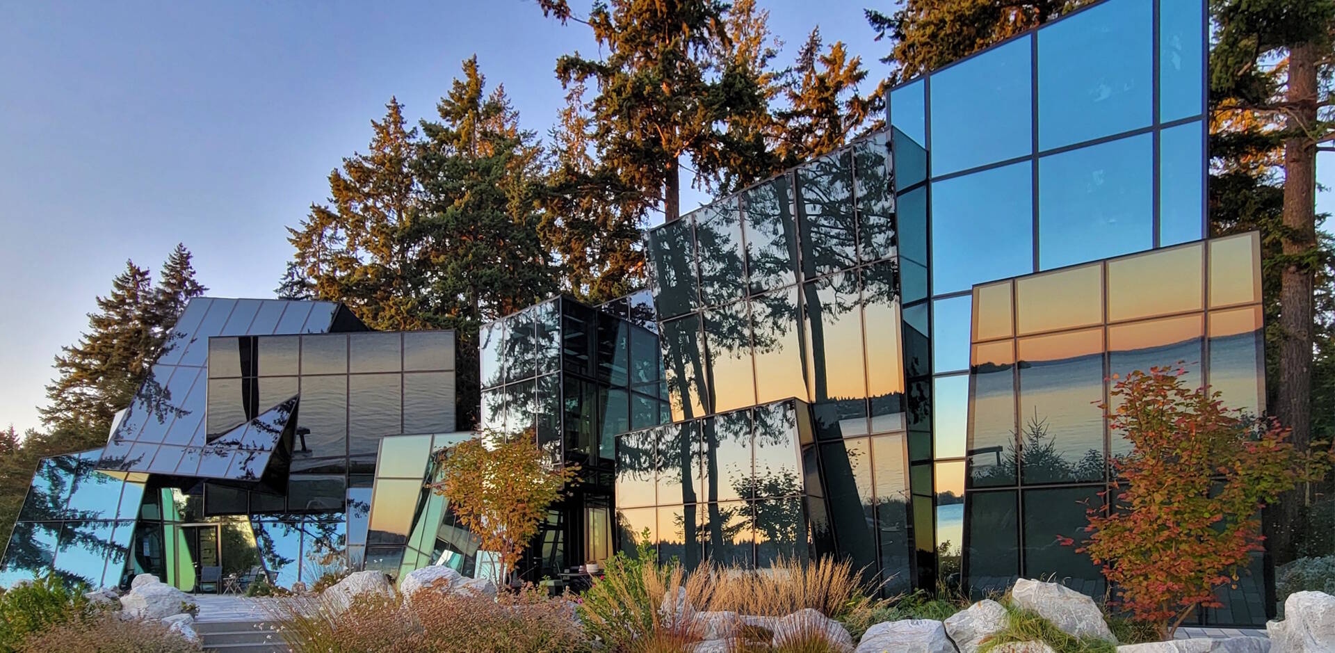 A futuristic glass home in Kirkland, Washington transforms a crystal-inspired idea into reality, with angular forms, reflective surfaces, and uninterrupted views across Lake Washington.