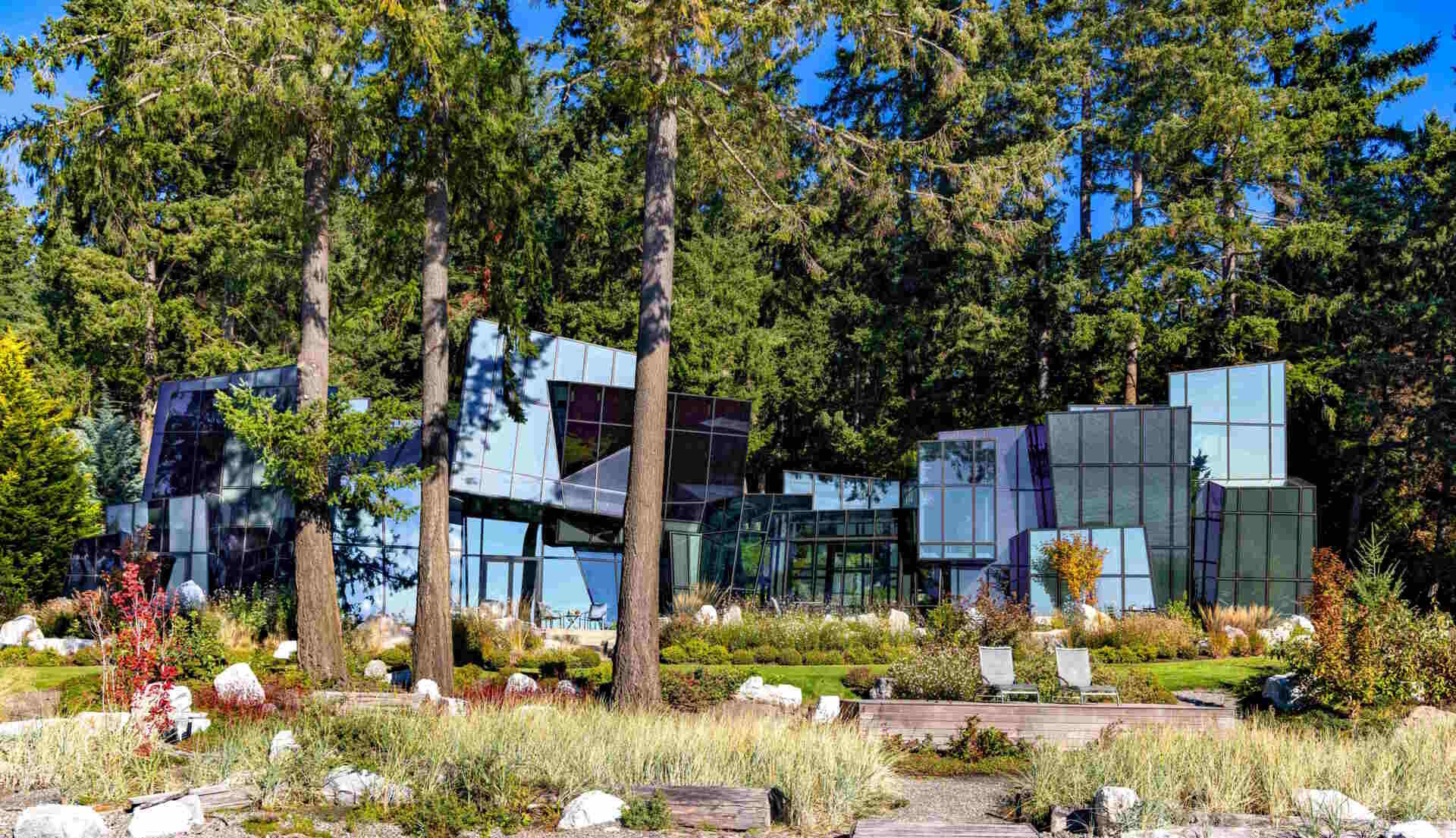 A futuristic glass home in Kirkland, Washington transforms a crystal-inspired idea into reality, with angular forms, reflective surfaces, and uninterrupted views across Lake Washington.