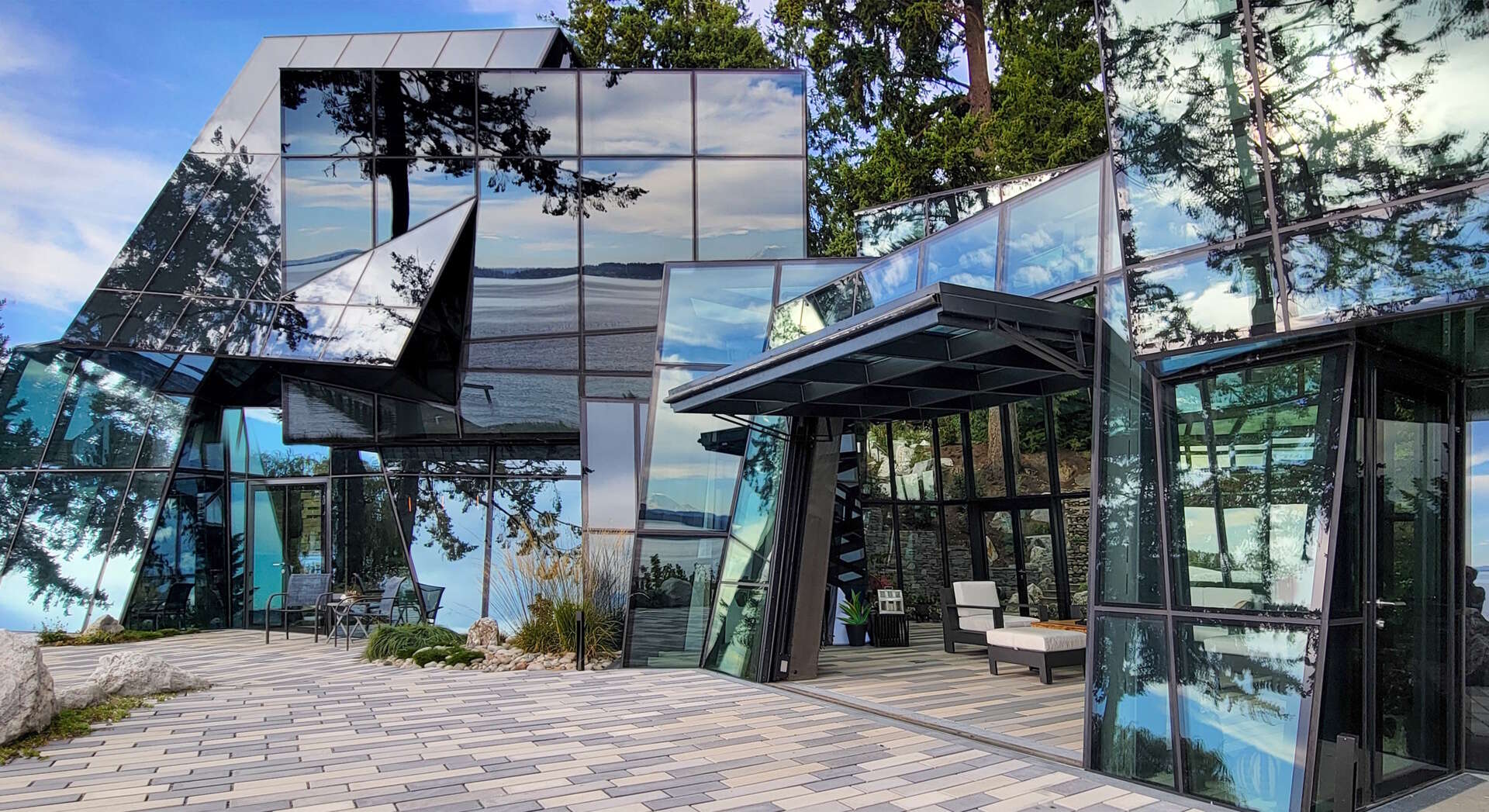 A futuristic glass home in Kirkland, Washington transforms a crystal-inspired idea into reality, with angular forms, reflective surfaces, and uninterrupted views across Lake Washington.