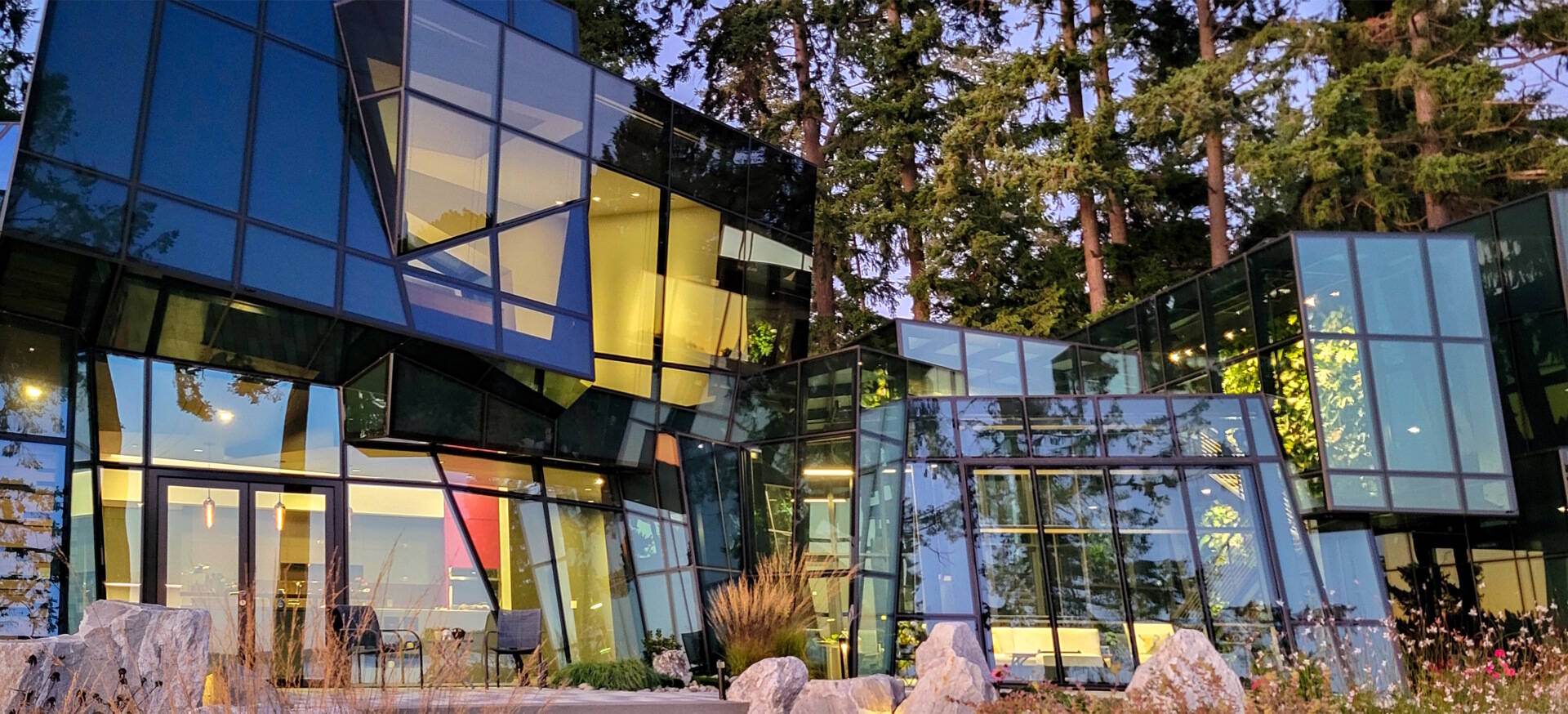 A futuristic glass home in Kirkland, Washington transforms a crystal-inspired idea into reality, with angular forms, reflective surfaces, and uninterrupted views across Lake Washington.