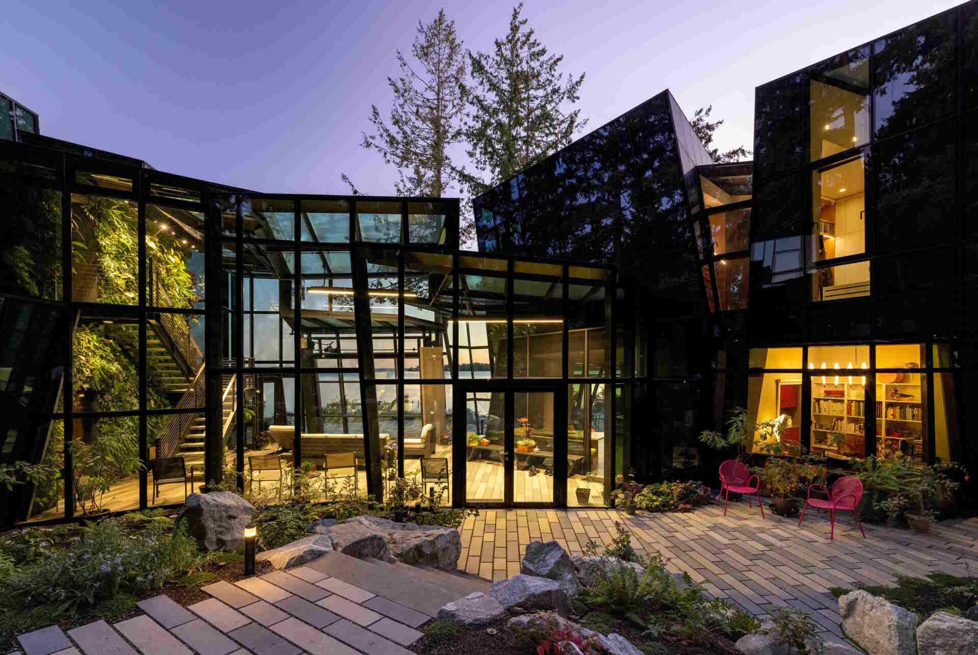 A futuristic glass home in Kirkland, Washington transforms a crystal-inspired idea into reality, with angular forms, reflective surfaces, and uninterrupted views across Lake Washington.