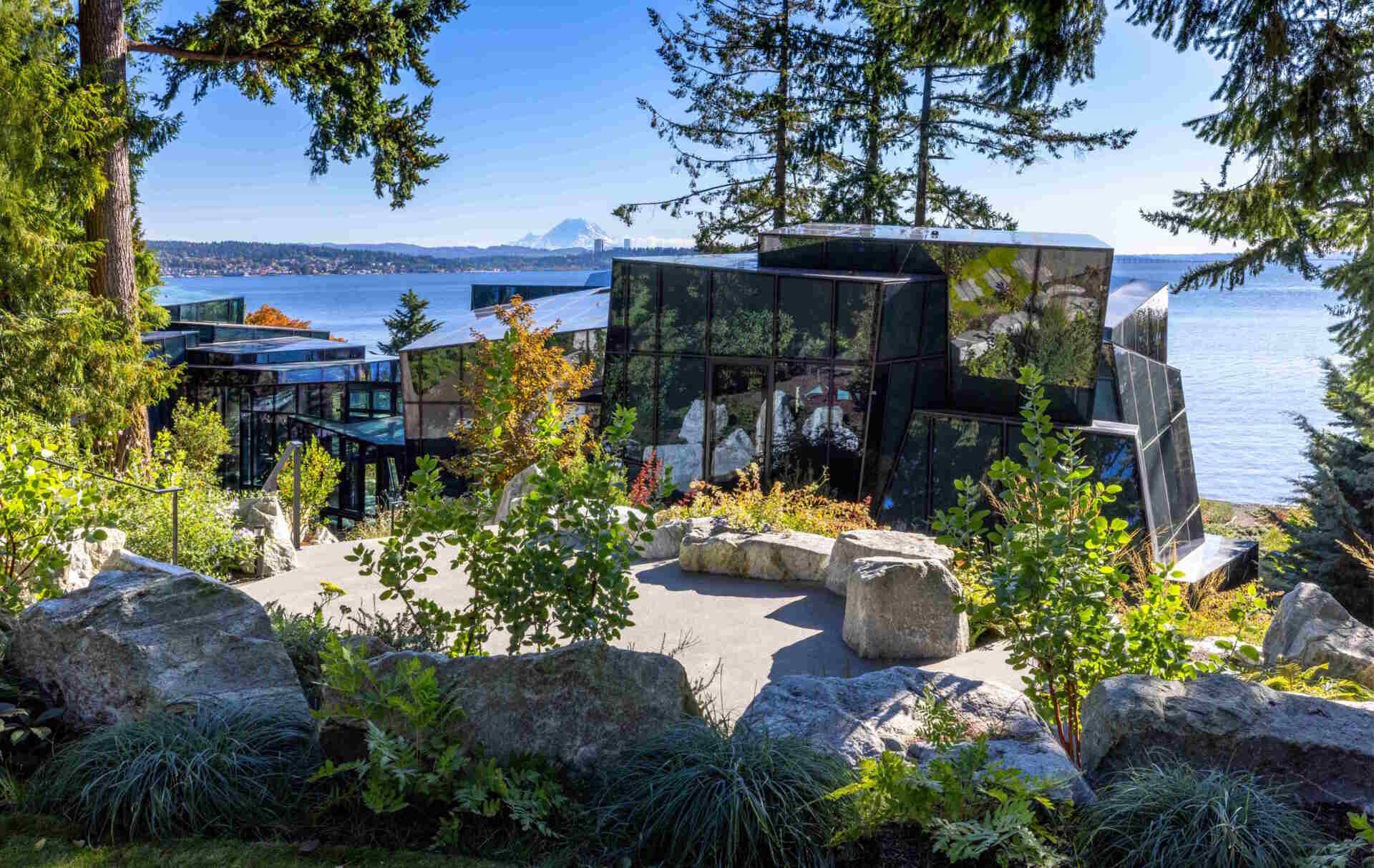A futuristic glass home in Kirkland, Washington transforms a crystal-inspired idea into reality, with angular forms, reflective surfaces, and uninterrupted views across Lake Washington.