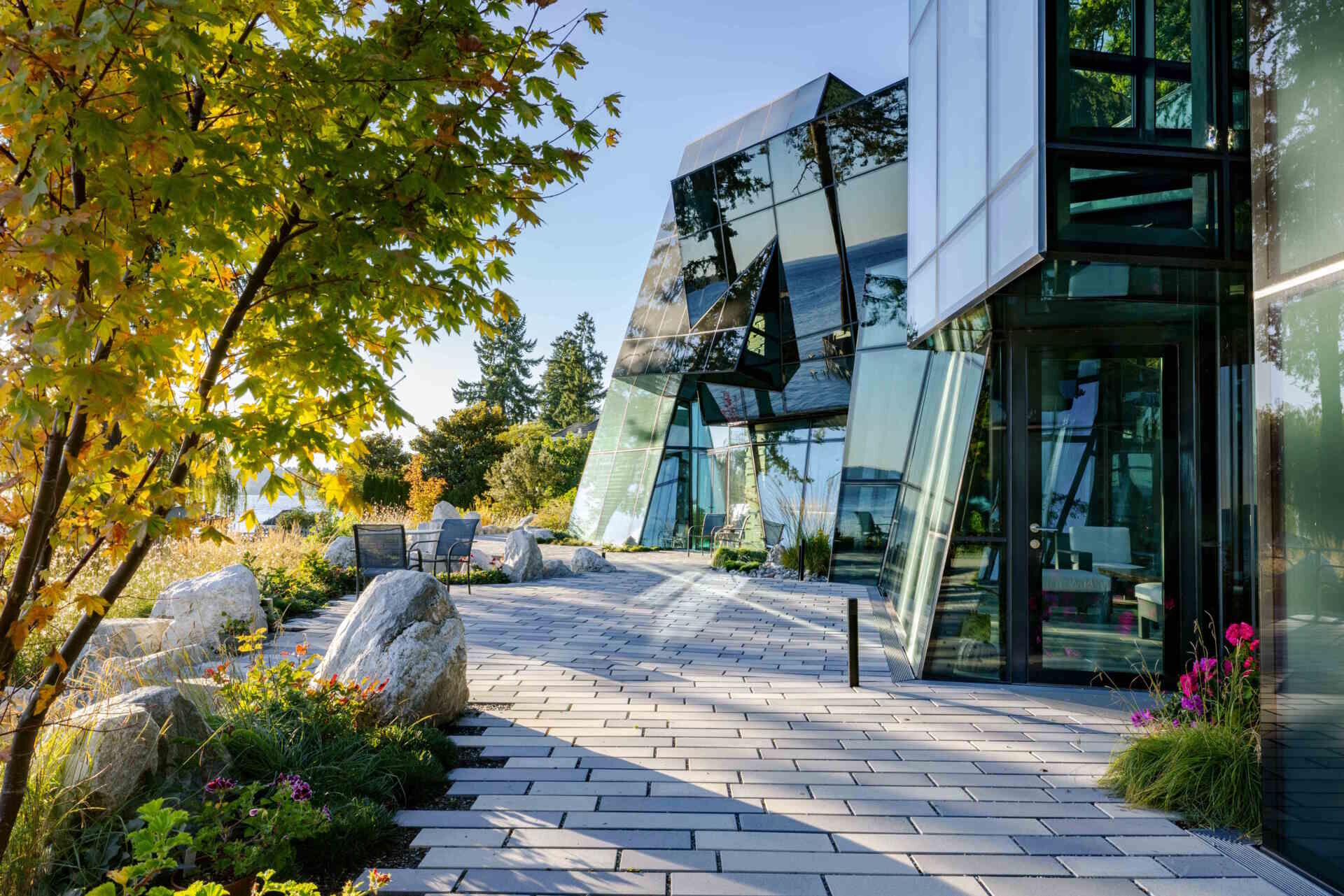 A futuristic glass home in Kirkland, Washington transforms a crystal-inspired idea into reality, with angular forms, reflective surfaces, and uninterrupted views across Lake Washington.
