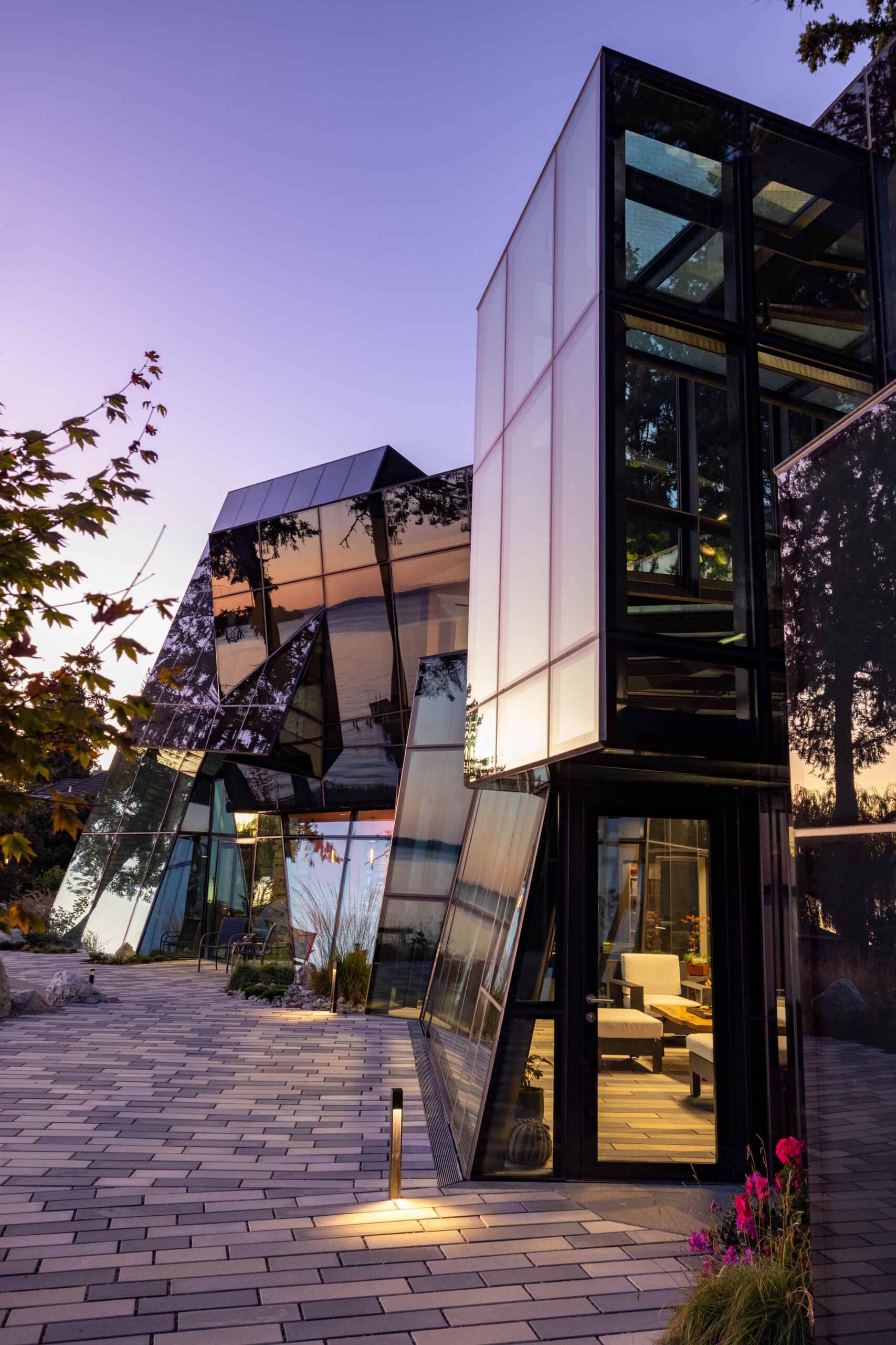 A futuristic glass home in Kirkland, Washington transforms a crystal-inspired idea into reality, with angular forms, reflective surfaces, and uninterrupted views across Lake Washington.