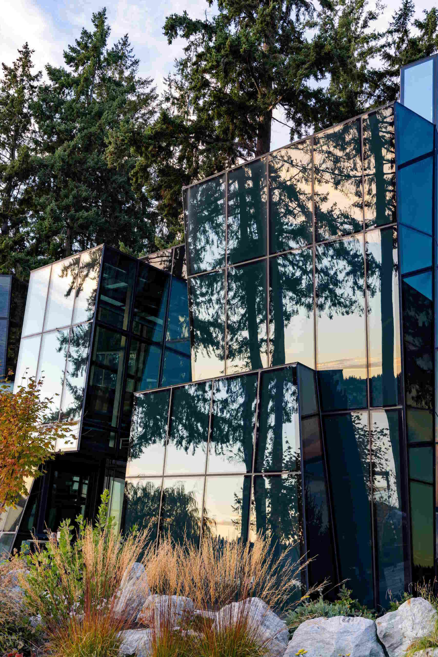 A futuristic glass home in Kirkland, Washington transforms a crystal-inspired idea into reality, with angular forms, reflective surfaces, and uninterrupted views across Lake Washington.