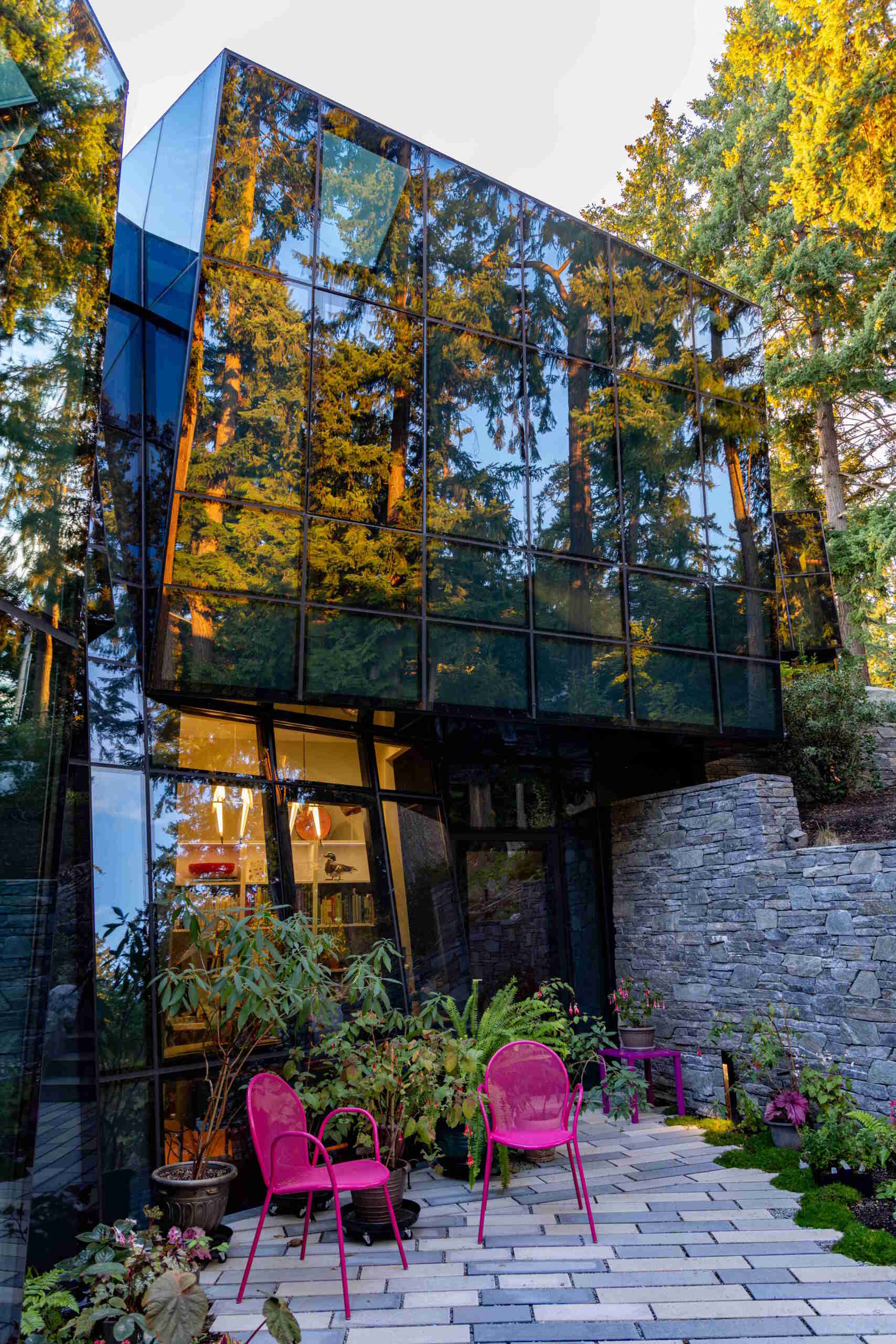 A futuristic glass home in Kirkland, Washington transforms a crystal-inspired idea into reality, with angular forms, reflective surfaces, and uninterrupted views across Lake Washington.