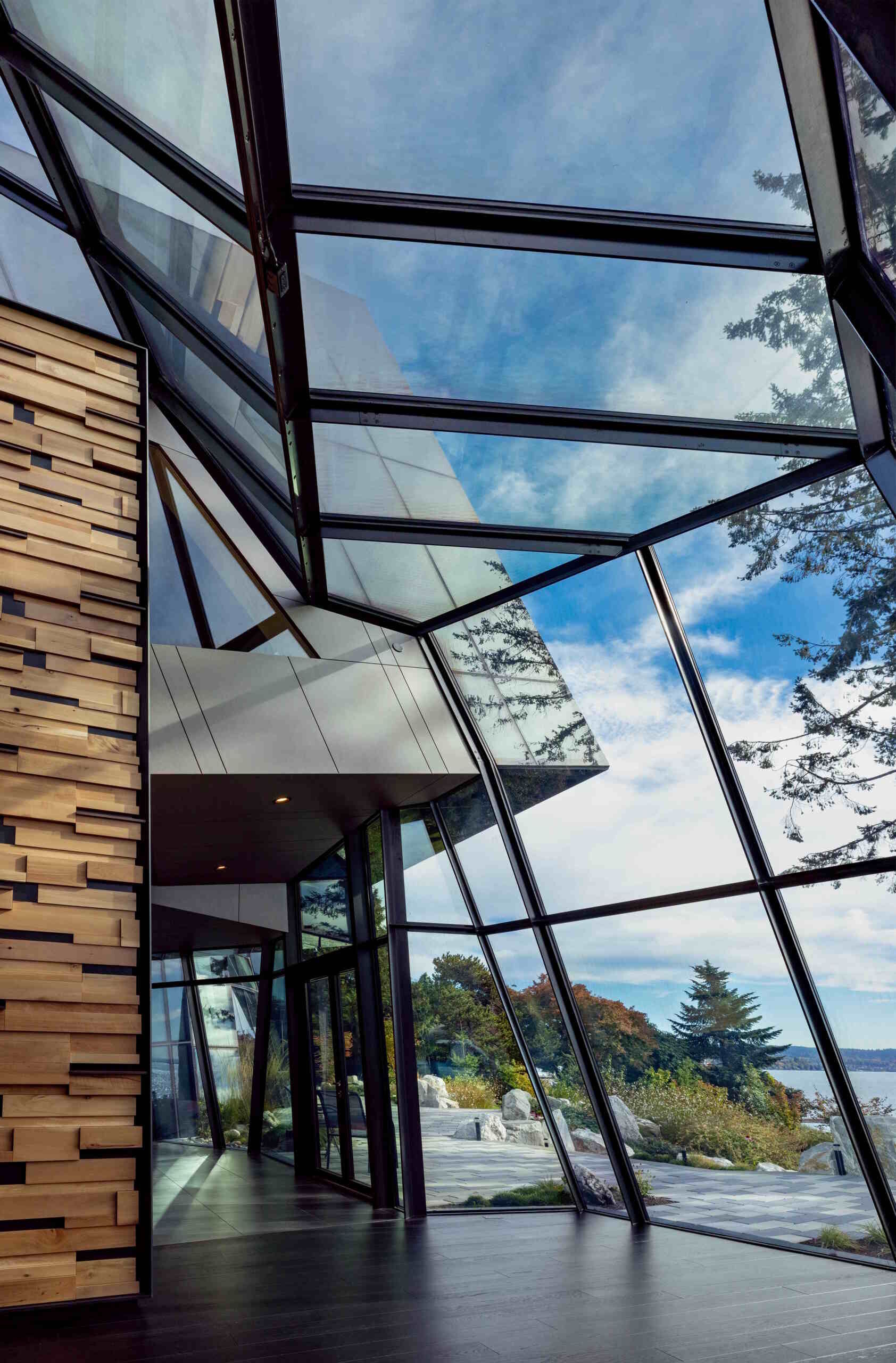 A futuristic glass home in Kirkland, Washington transforms a crystal-inspired idea into reality, with angular forms, reflective surfaces, and uninterrupted views across Lake Washington.