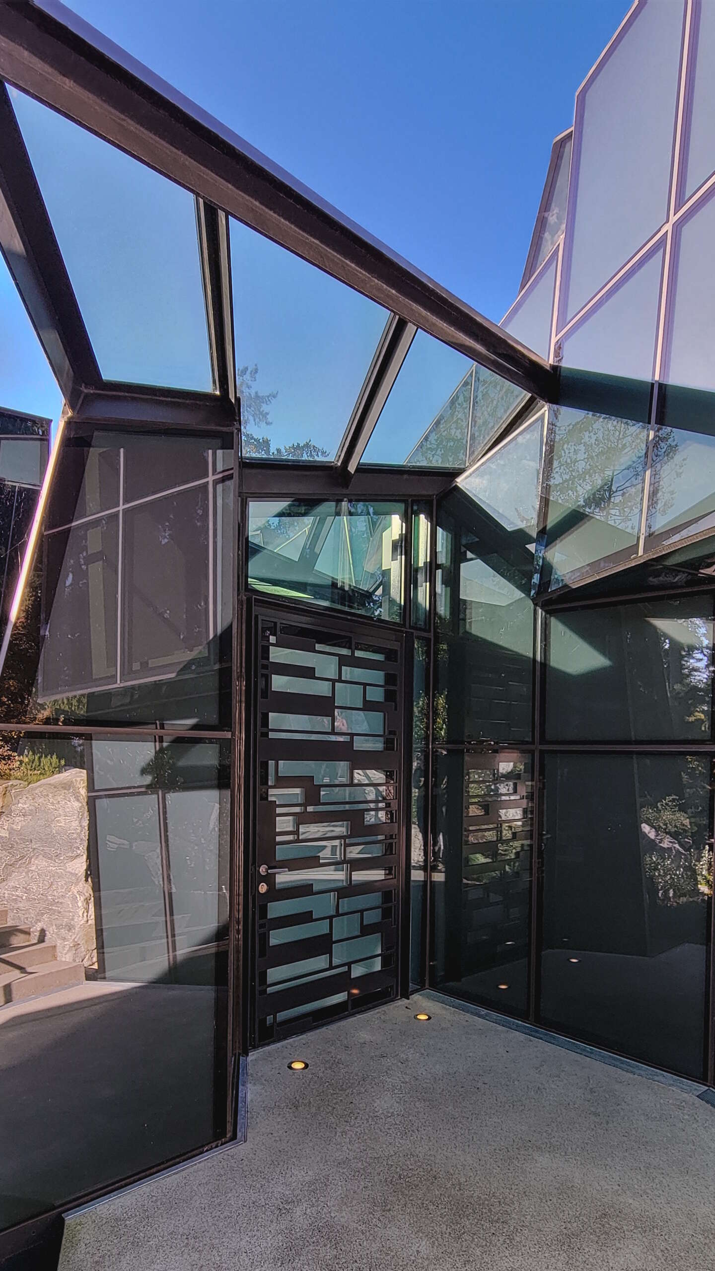 A futuristic glass home in Kirkland, Washington transforms a crystal-inspired idea into reality, with angular forms, reflective surfaces, and uninterrupted views across Lake Washington.