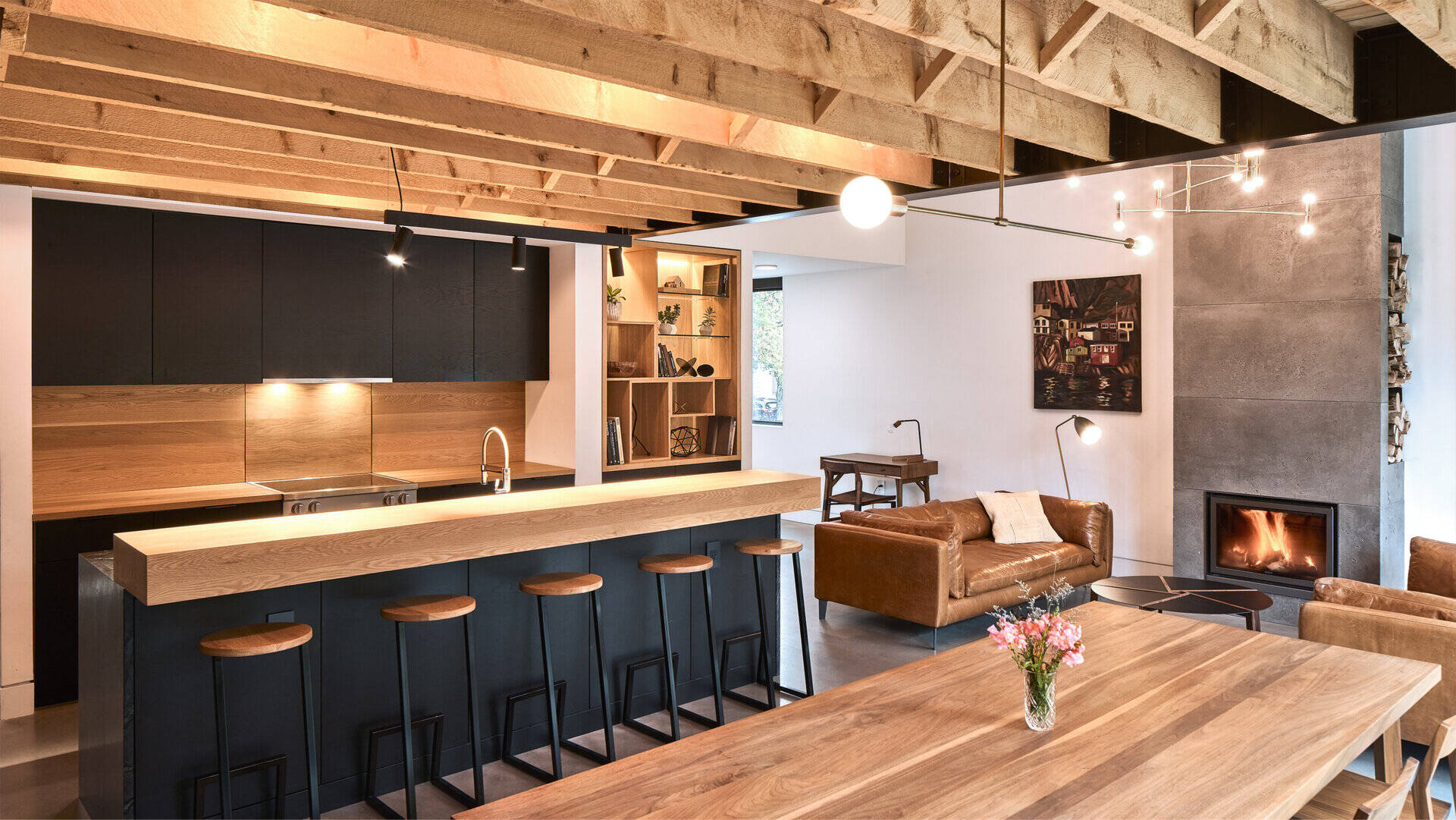 Gabinetes negros hechos a medida y carpintería fina definen esta cocina, con cada cajón y elemento de carpintería diseñados con precisión.