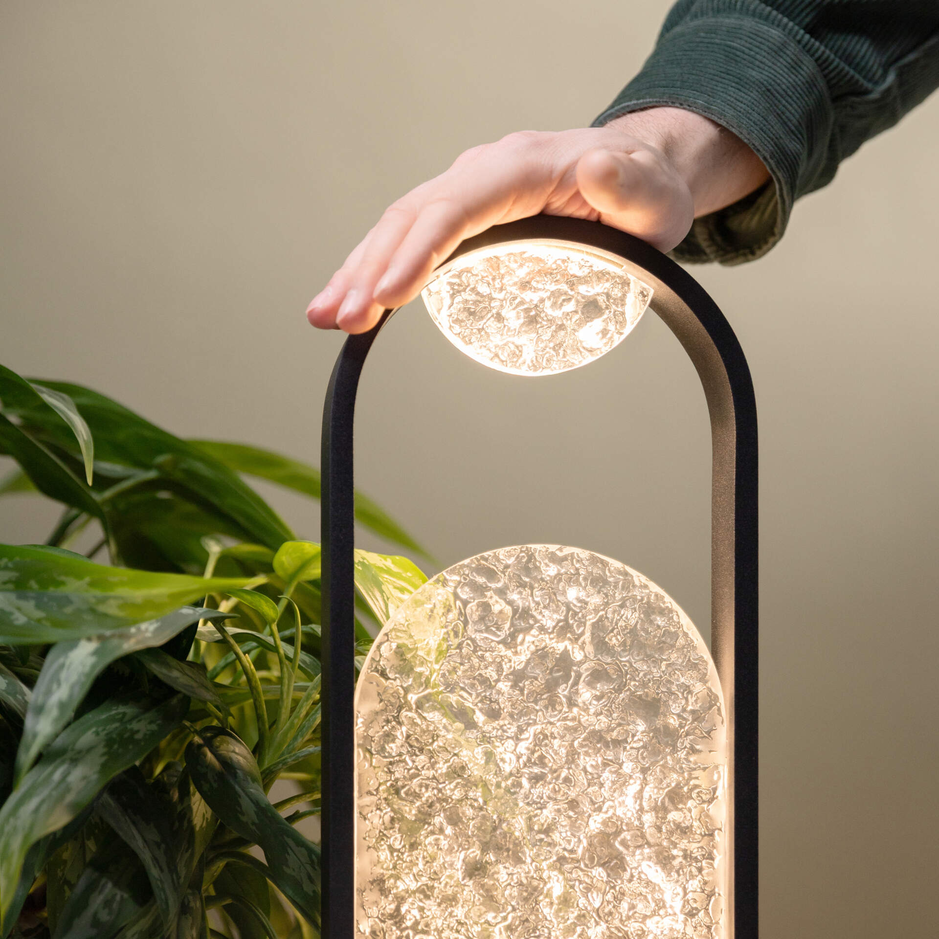 Inspired by forest rivers and lakes, the Anima lamp creates a unique atmosphere in any environment. 