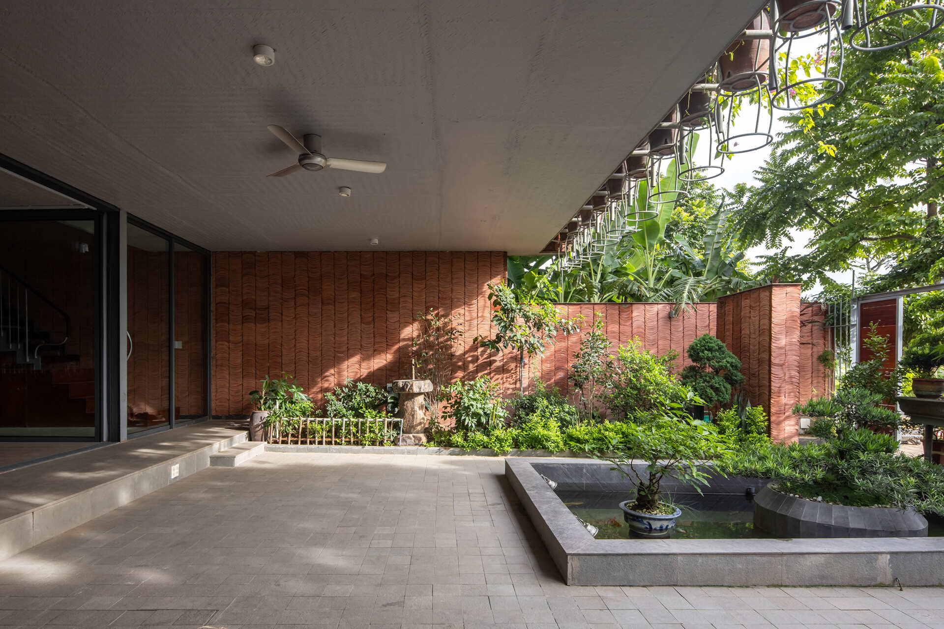 A central courtyard with water introduces cooling and movement into the home’s interior.