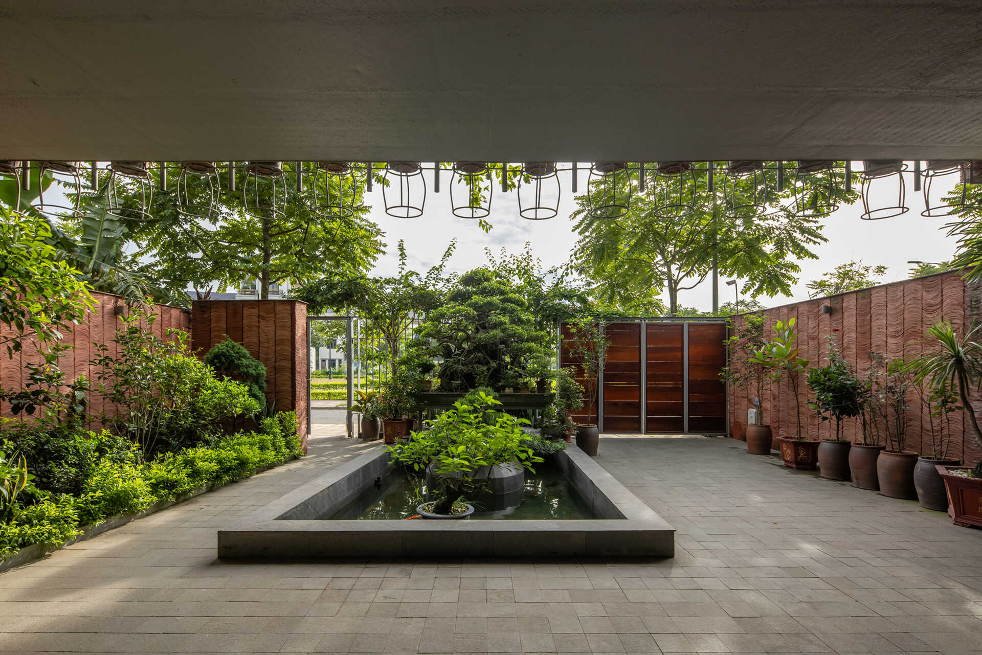 A central courtyard with water introduces cooling and movement into the home’s interior.