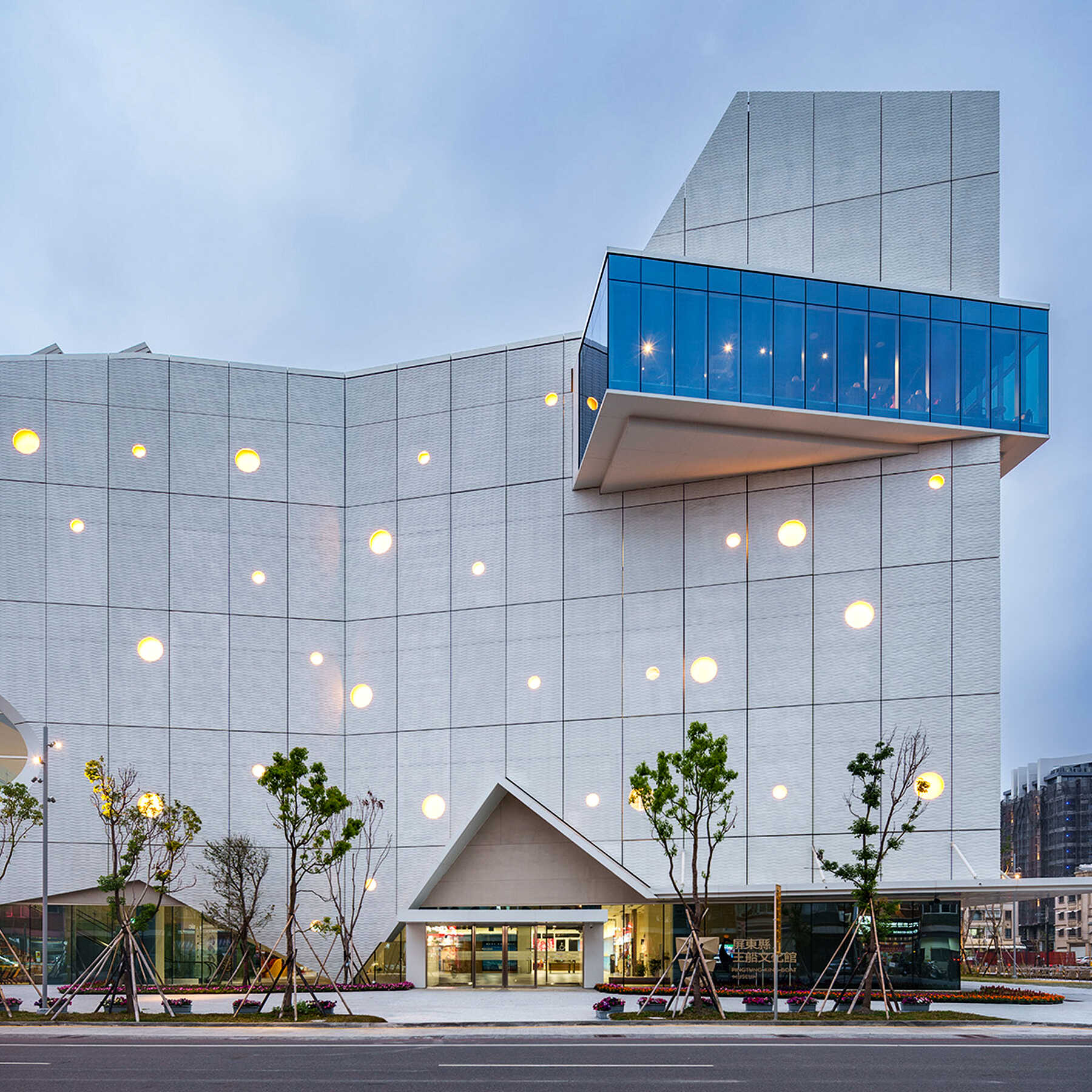 Located in Donggang, the Pingtung King Boat Museum is Taiwan's first cultural center for the King Boat Ceremony. Inspired by the triennial ritual, the architecture transforms spiritual and oceanic imagery into a vessel of history and faith, linking local identity with future vision.