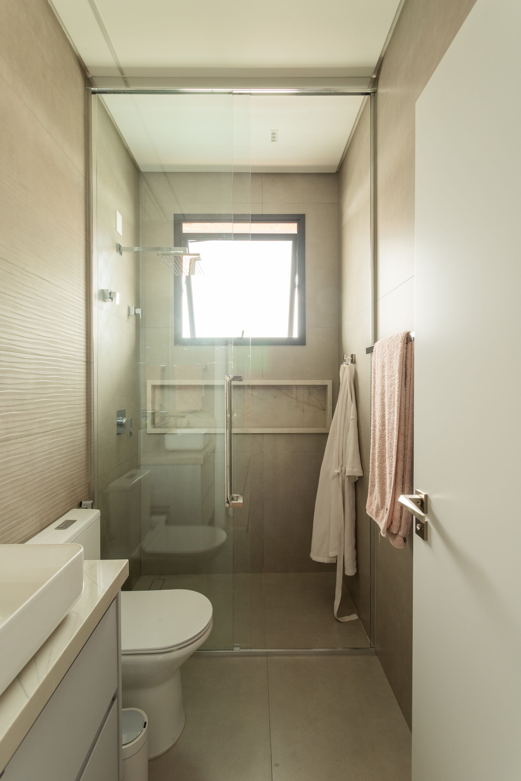 Casa R|L’s guest bathroom uses minimalist detailing, layered textures, and warm contemporary finishes for a refined modern look.