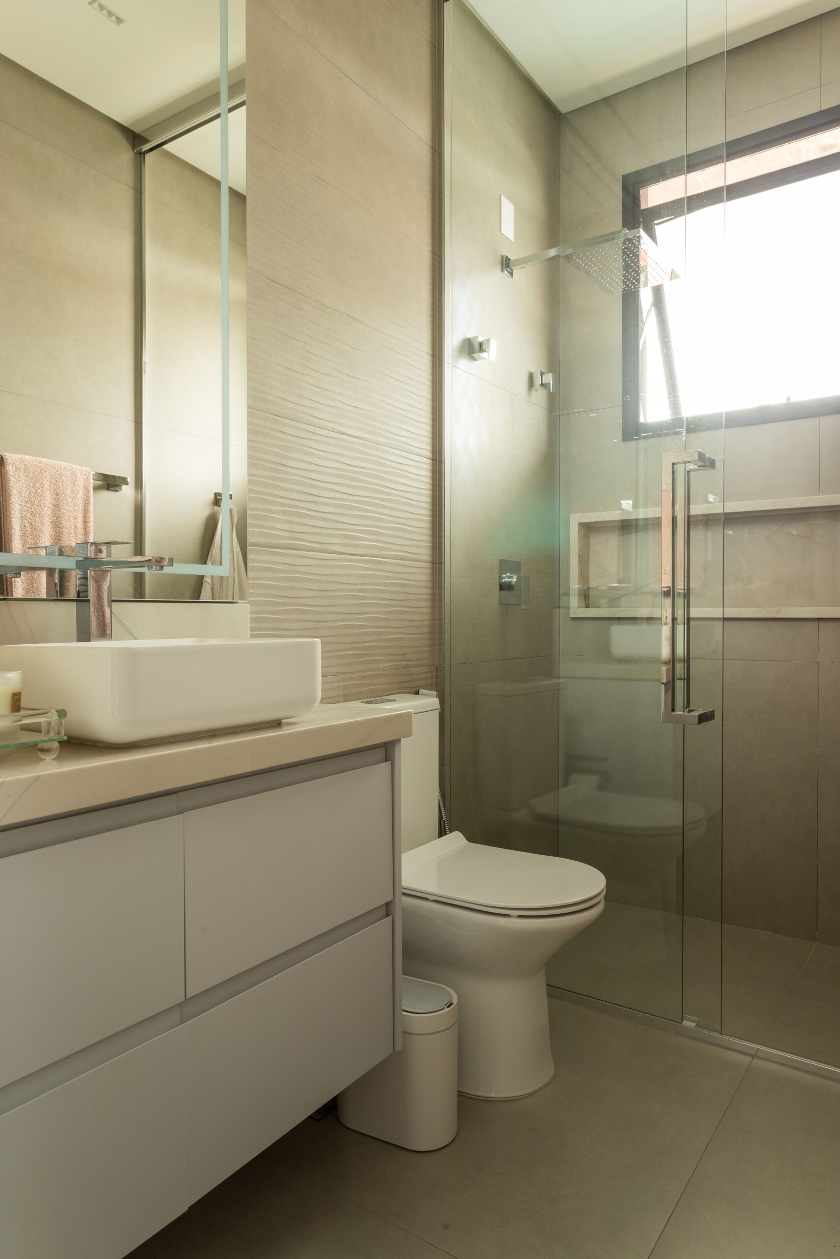 Casa R|L’s guest bathroom uses minimalist detailing, layered textures, and warm contemporary finishes for a refined modern look.