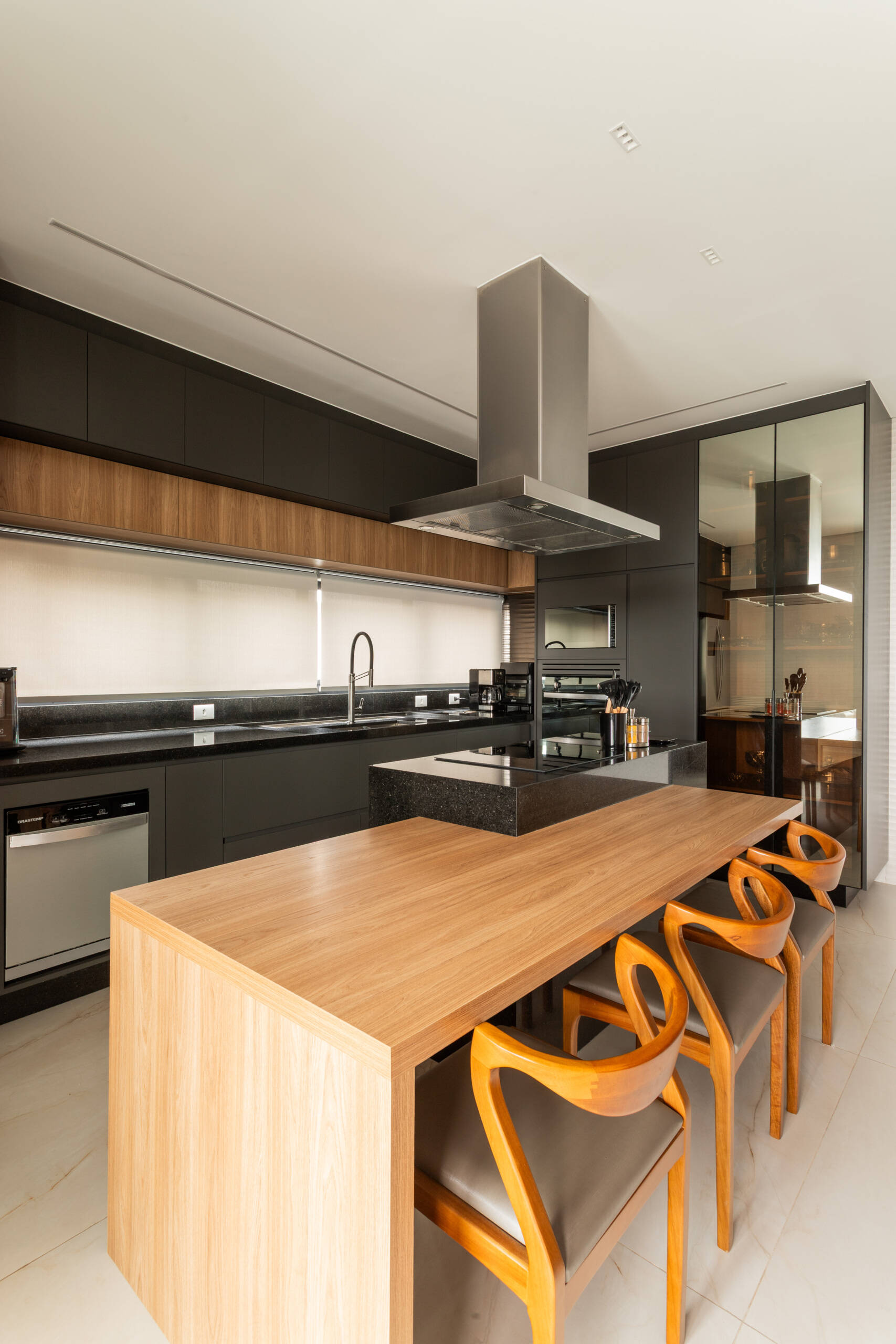 Casa R|L’s kitchen combines sleek contemporary finishes with warm textures and functional open-plan design inside this sculptural Brazilian residence.