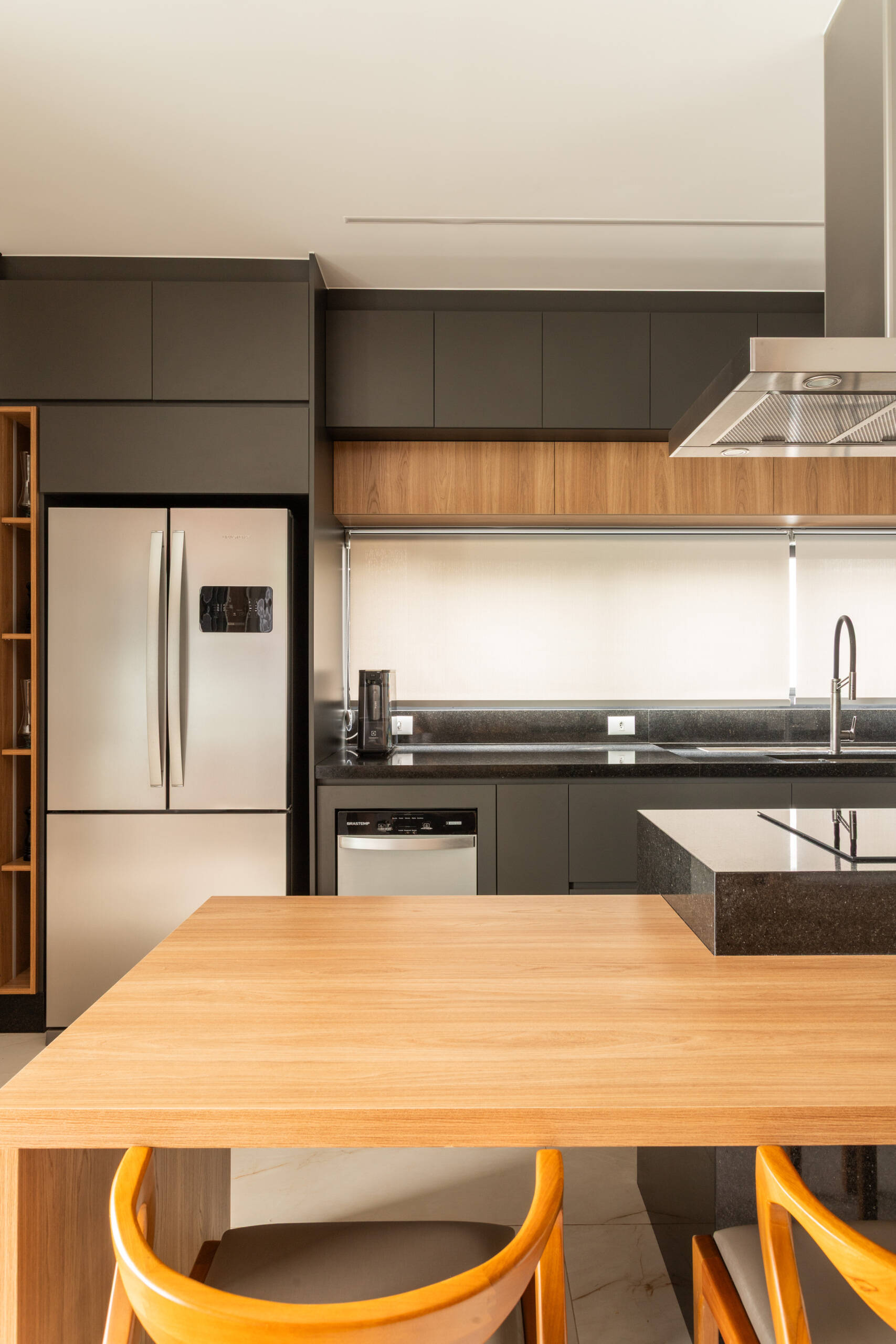 Casa R|L’s kitchen combines sleek contemporary finishes with warm textures and functional open-plan design inside this sculptural Brazilian residence.