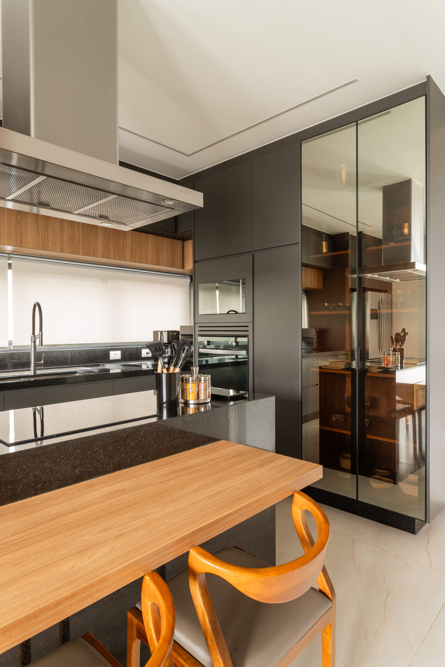 Casa R|L’s kitchen combines sleek contemporary finishes with warm textures and functional open-plan design inside this sculptural Brazilian residence.
