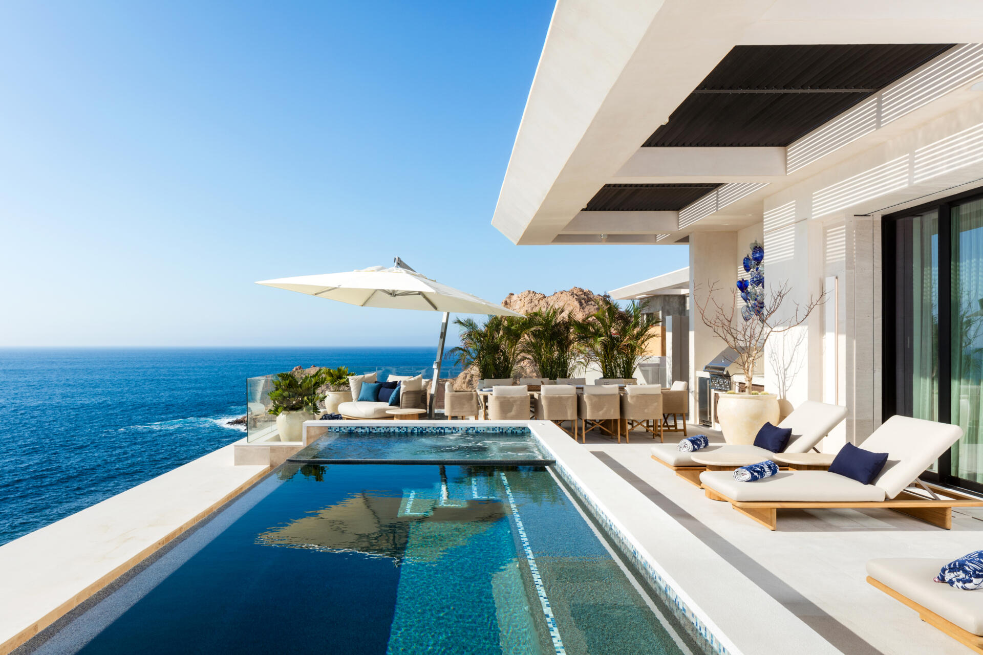 An infinity pool, outdoor dining, and expansive oceanfront lounges define this incredible Los Cabos patio design.