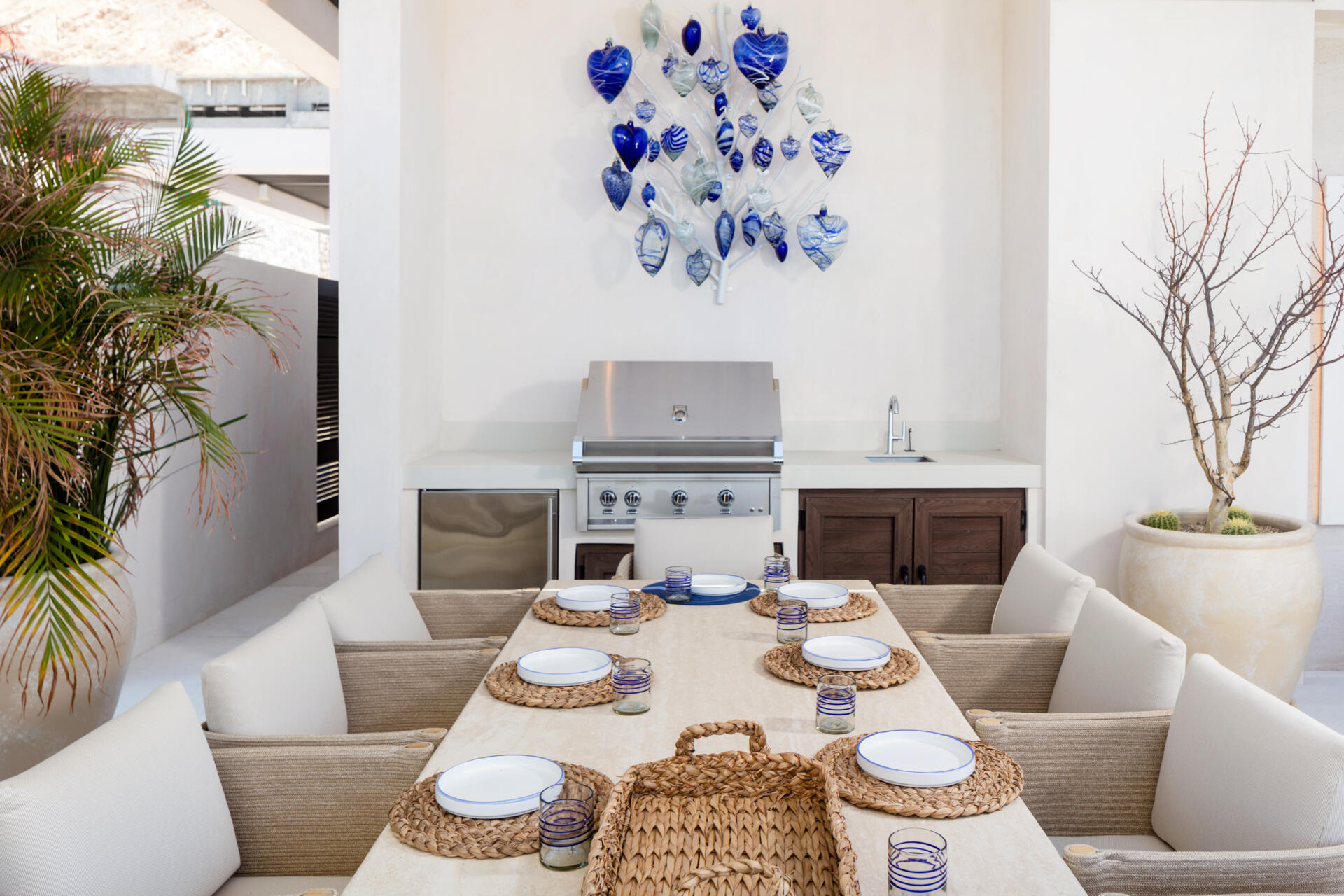 An infinity pool, outdoor dining, and expansive oceanfront lounges define this incredible Los Cabos patio design.