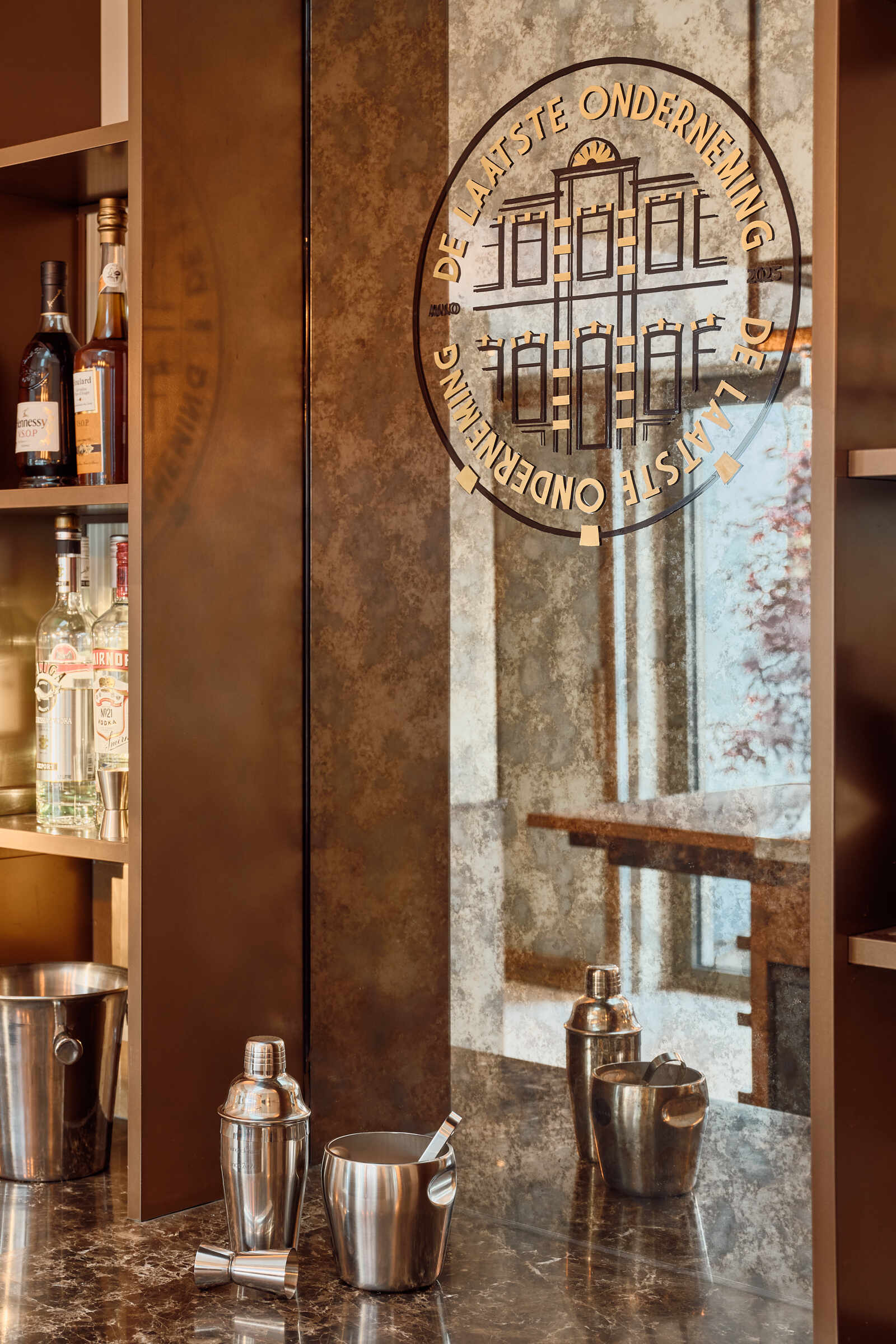 Terrazzo, brass shelving, zellige tiles, and warm brown tones give this private home bar an unforgettable atmosphere.