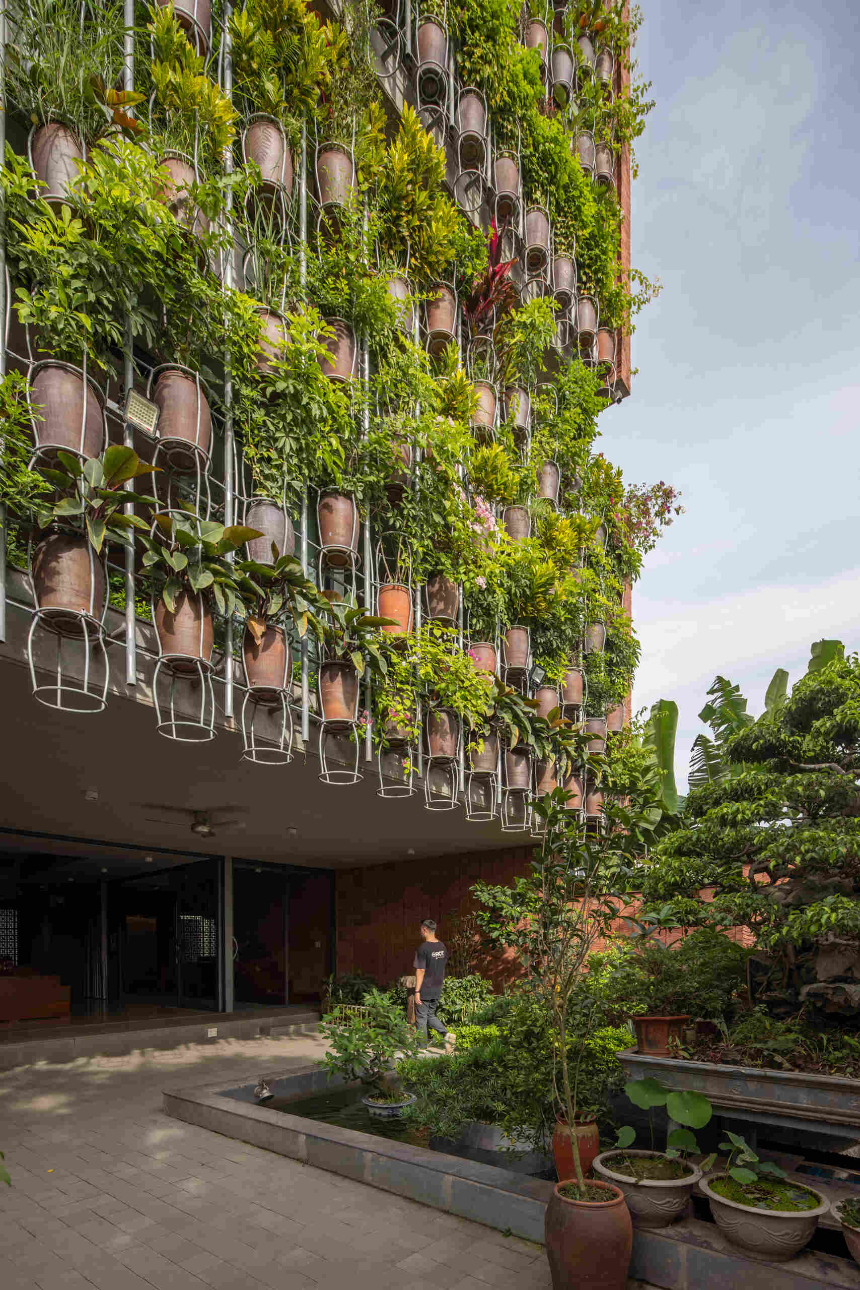 A central courtyard with water introduces cooling and movement into the home’s interior.