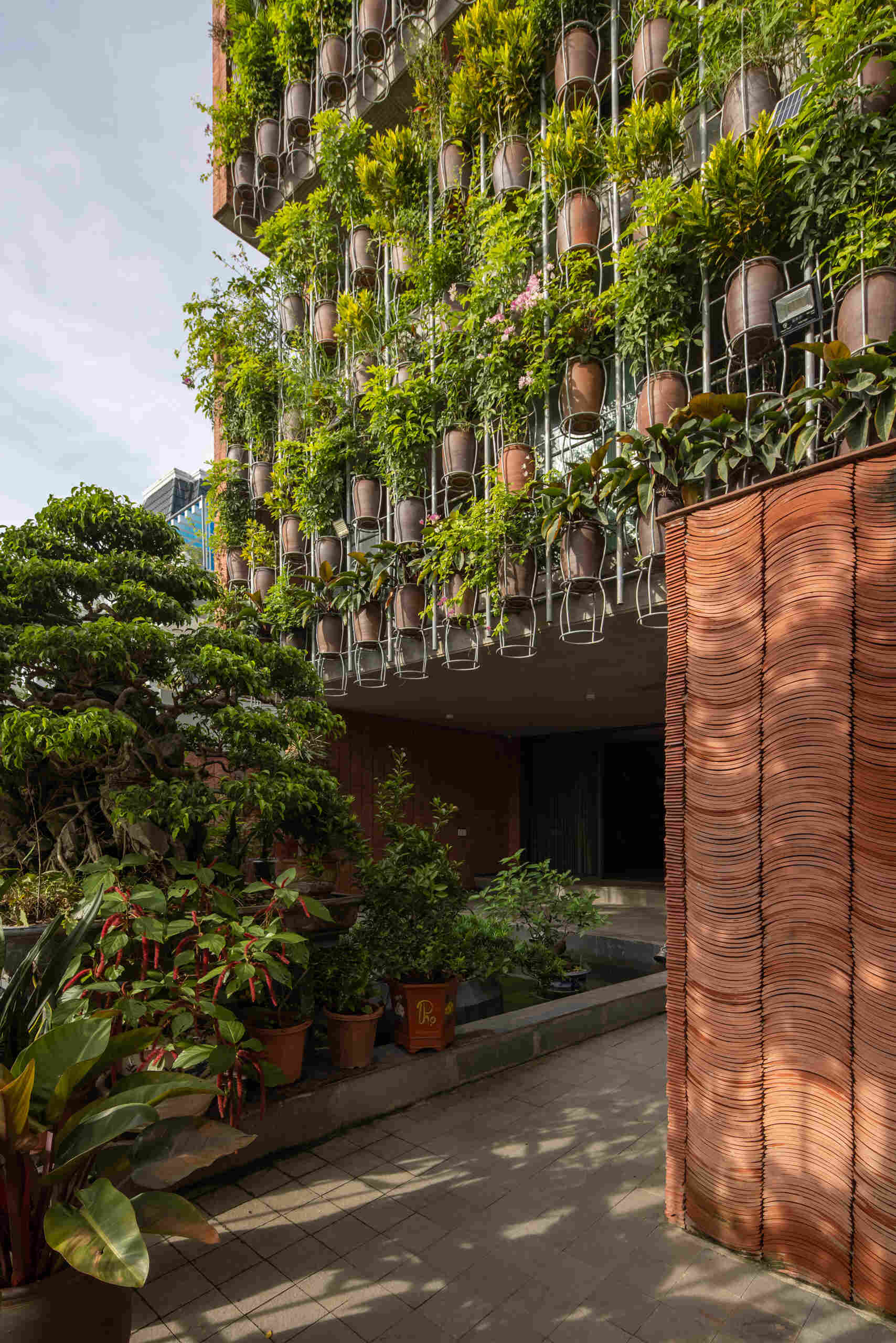 A central courtyard with water introduces cooling and movement into the home’s interior.