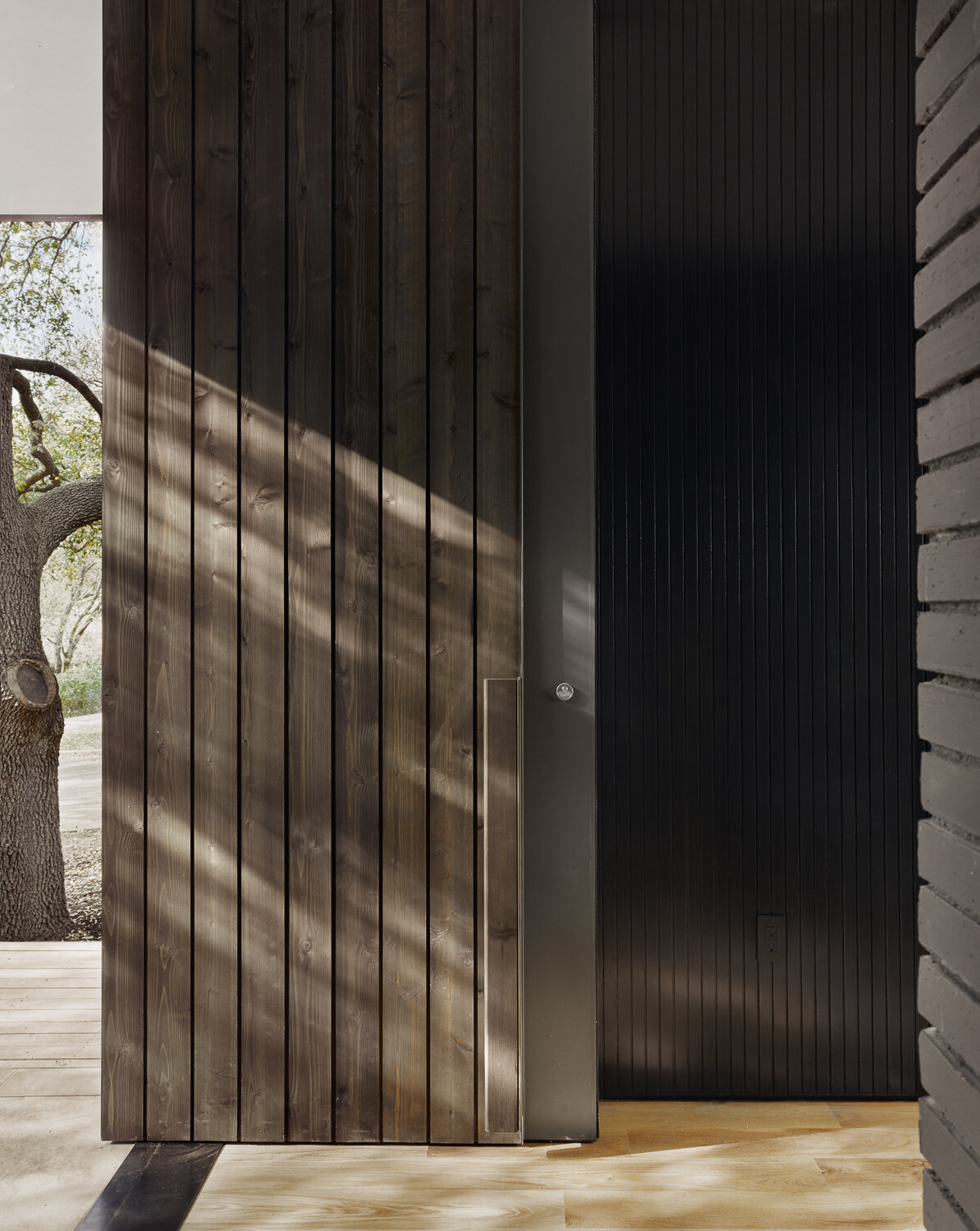 Step inside Tarrytown Residence through an inviting entry sequence framed by a mature Live Oak tree, layered sightlines, and carefully composed views that reveal the home's connection to landscape and light.