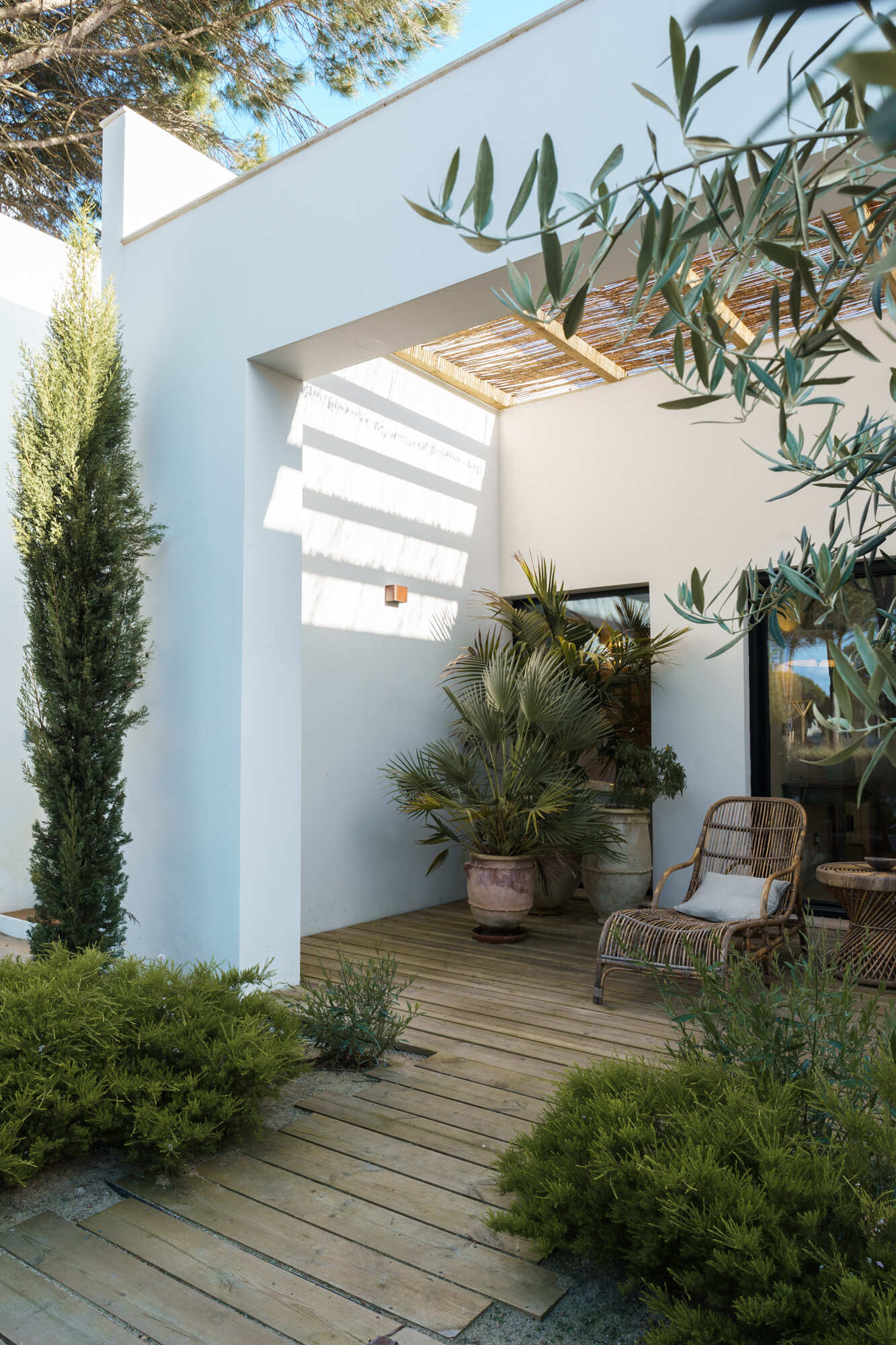 From sandy terraces to shaded seating areas beneath cork oaks, the outdoor spaces at Casa na Comporta are designed for relaxed summer living in Portugal.
