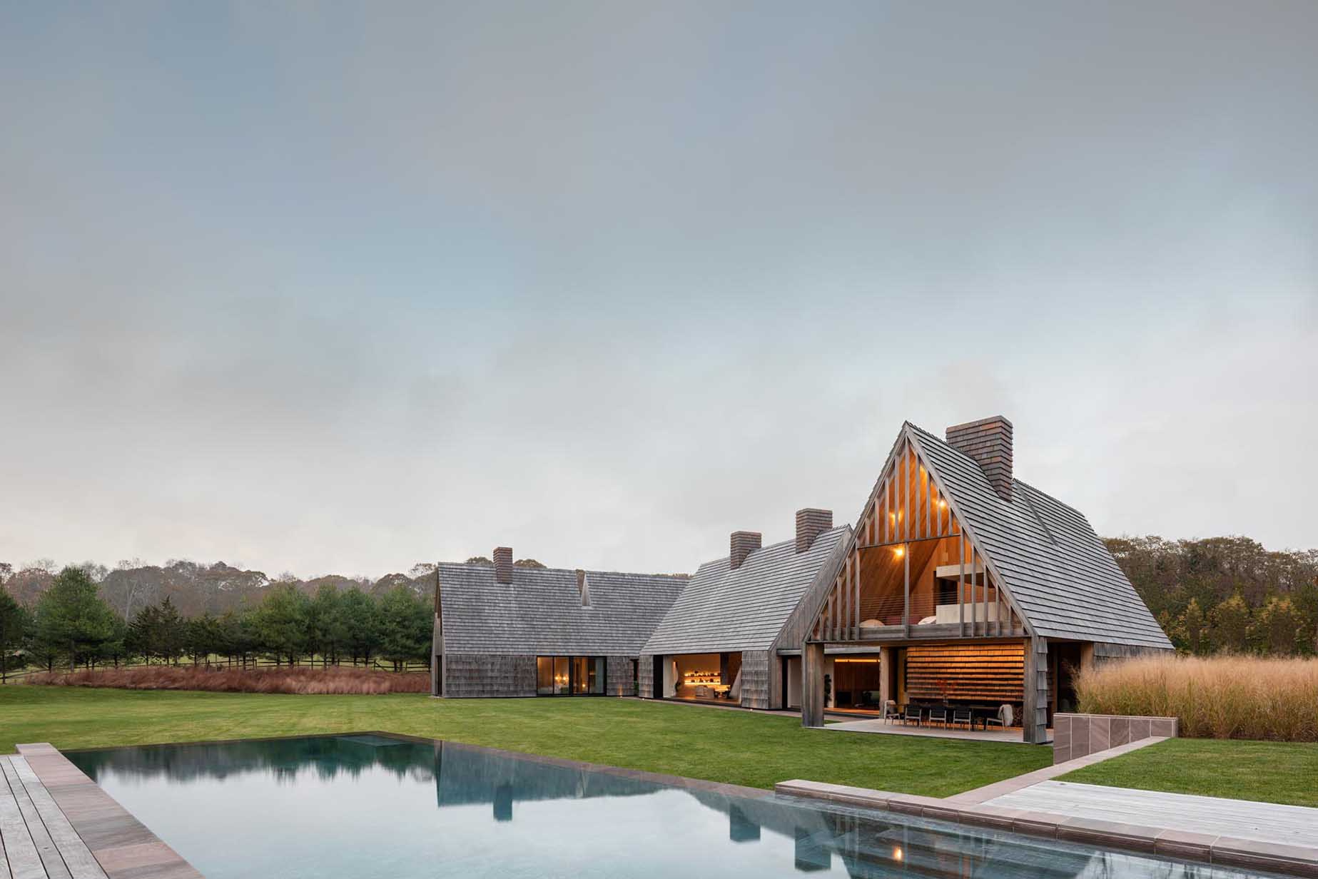This modern Amagansett home by Bates Masi + Architects combines barn-inspired architecture, natural materials, and warm interiors for a fresh take on Long Island living.
