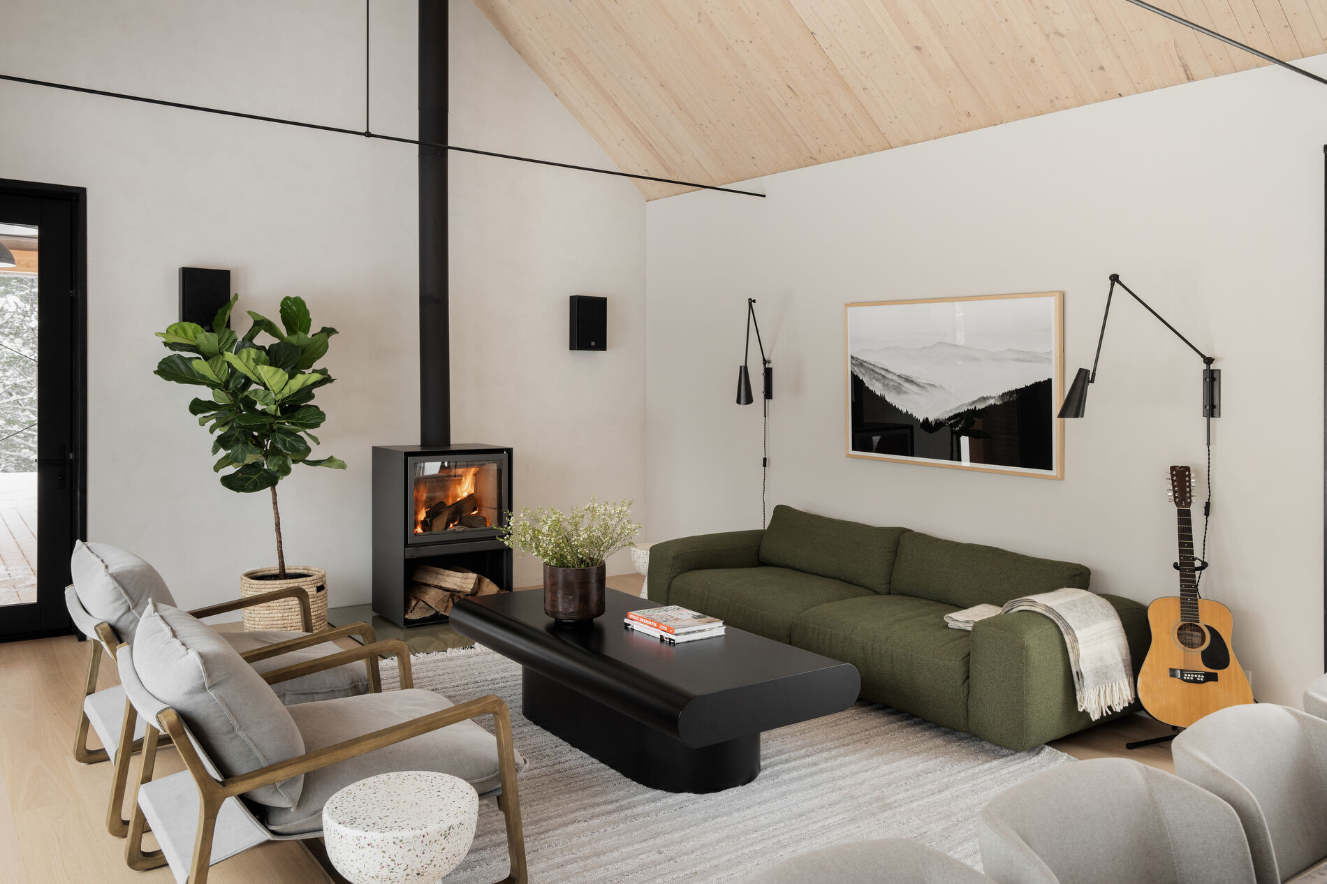 Positioned within one of the gabled volumes, the main living room benefits from both privacy and expansive views. The exposed timber structure defines the space, adding texture and warmth without relying on excessive finishes. 