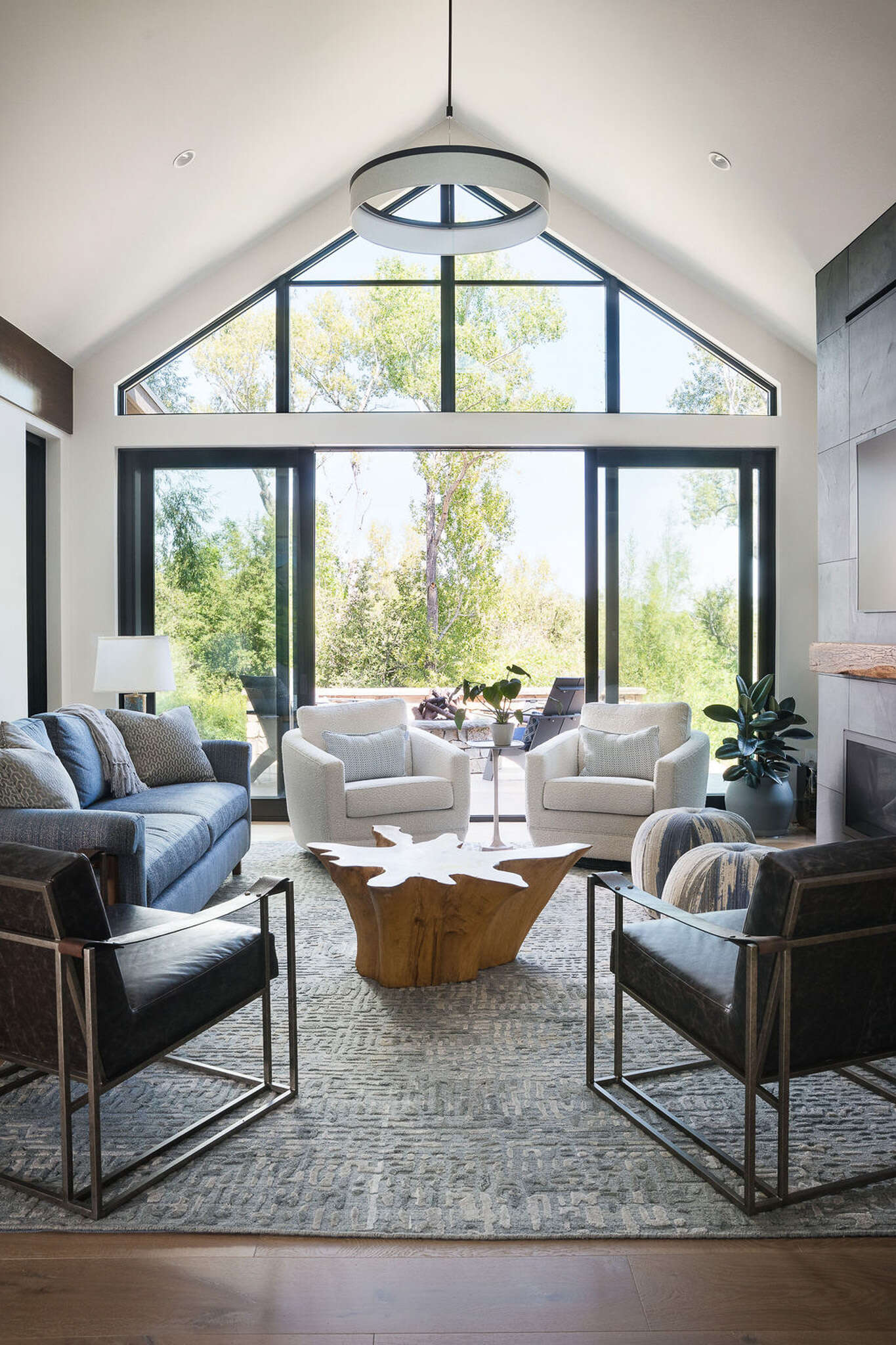 Inside this mountain home, warm tactile materials soften the living room’s modern lines, creating a comfortable atmosphere without losing the home’s contemporary edge.