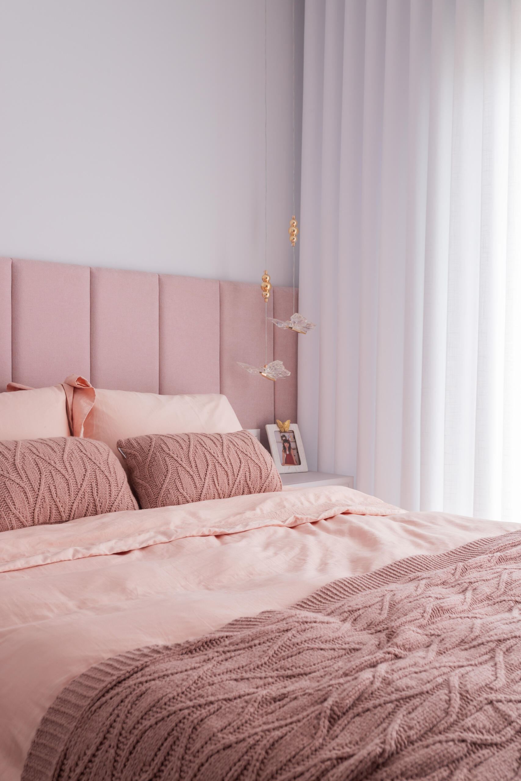A modern pink bedroom inside Casa R|L combines soft tones and natural light in this contemporary Brazilian family home.