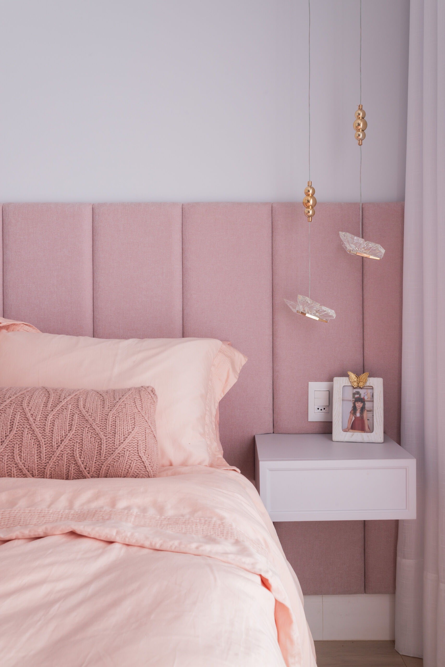 A modern pink bedroom inside Casa R|L combines soft tones and natural light in this contemporary Brazilian family home.