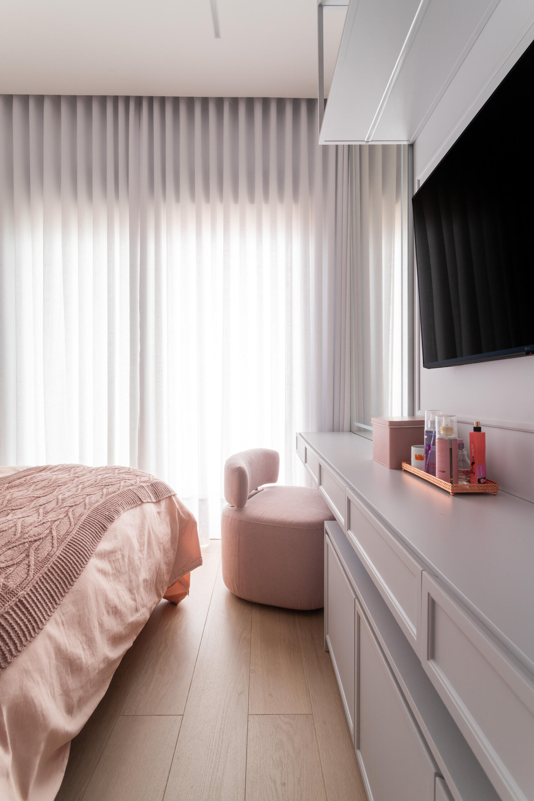A modern pink bedroom inside Casa R|L combines soft tones and natural light in this contemporary Brazilian family home.