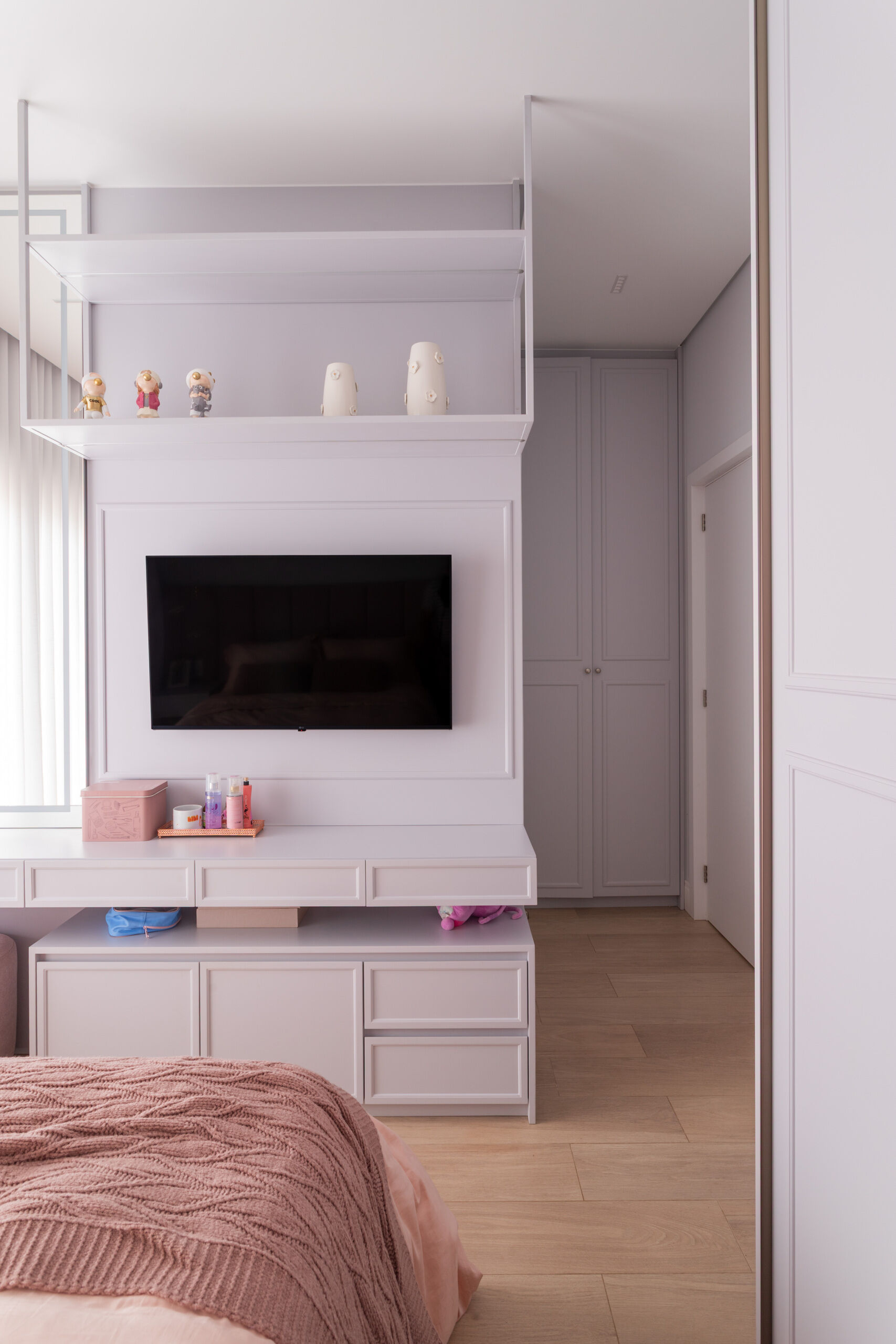 A modern pink bedroom inside Casa R|L combines soft tones and natural light in this contemporary Brazilian family home.