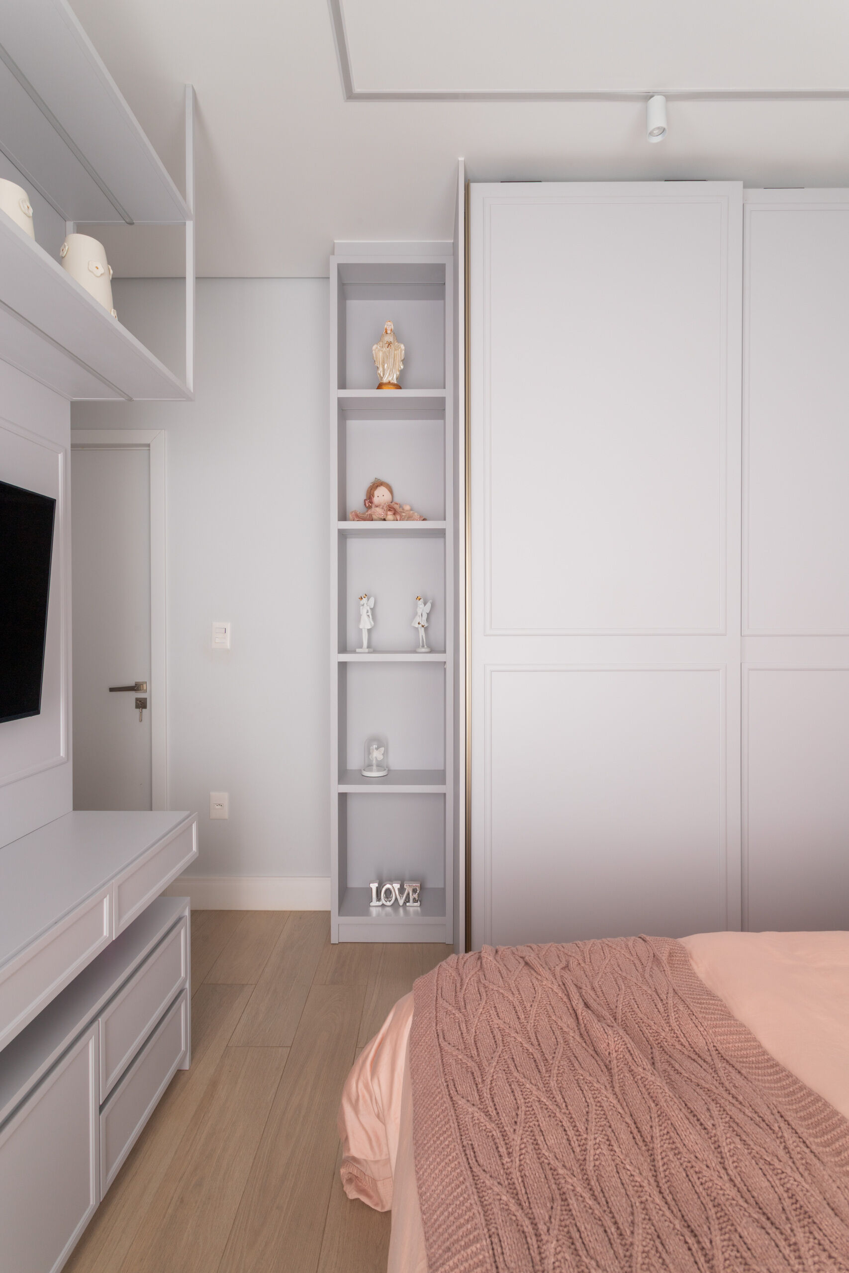 A modern pink bedroom inside Casa R|L combines soft tones and natural light in this contemporary Brazilian family home.