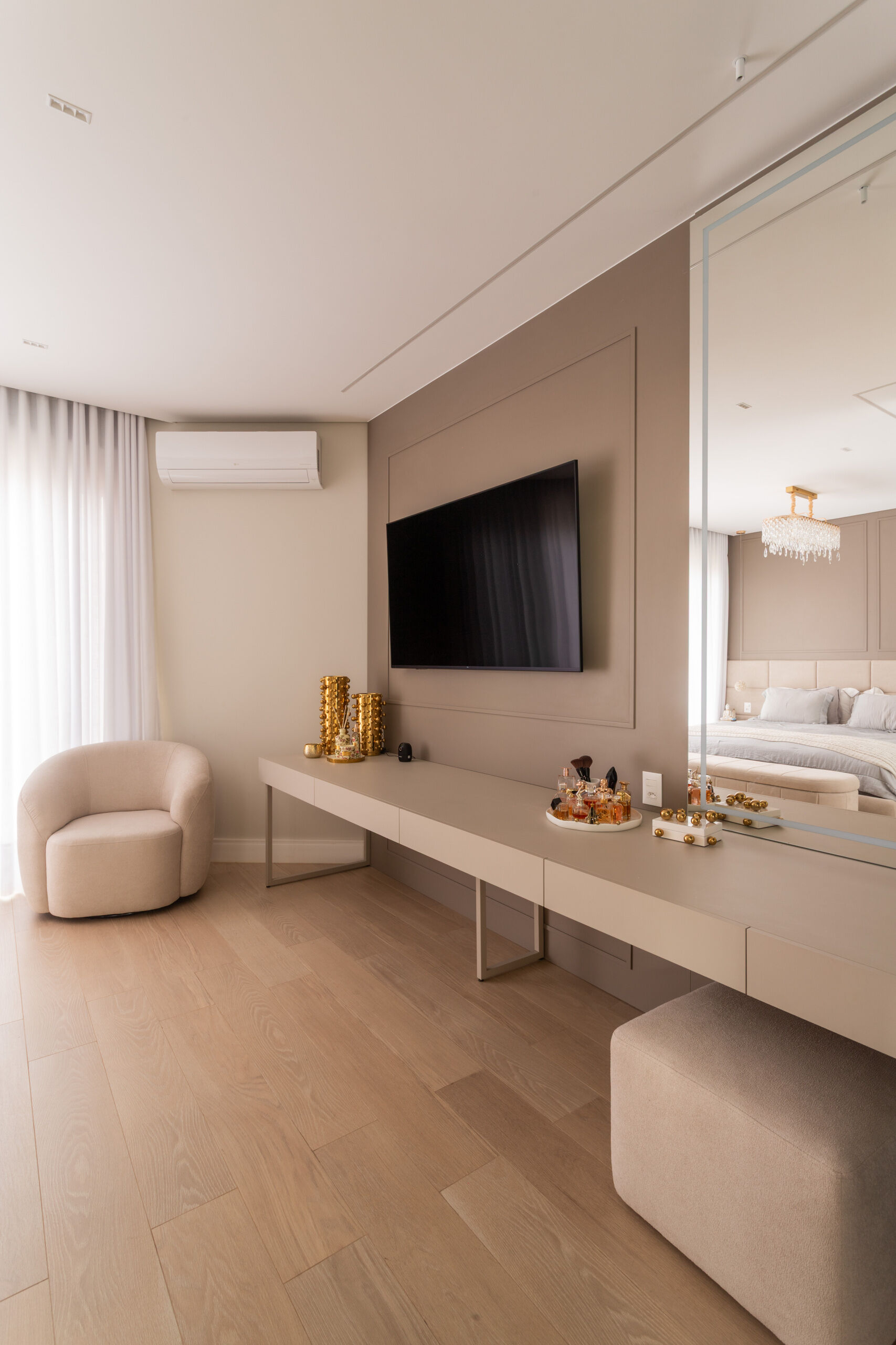 The primary bedroom in Casa R|L pairs warm textures, natural light, and contemporary architecture inside this sophisticated Brazilian home.