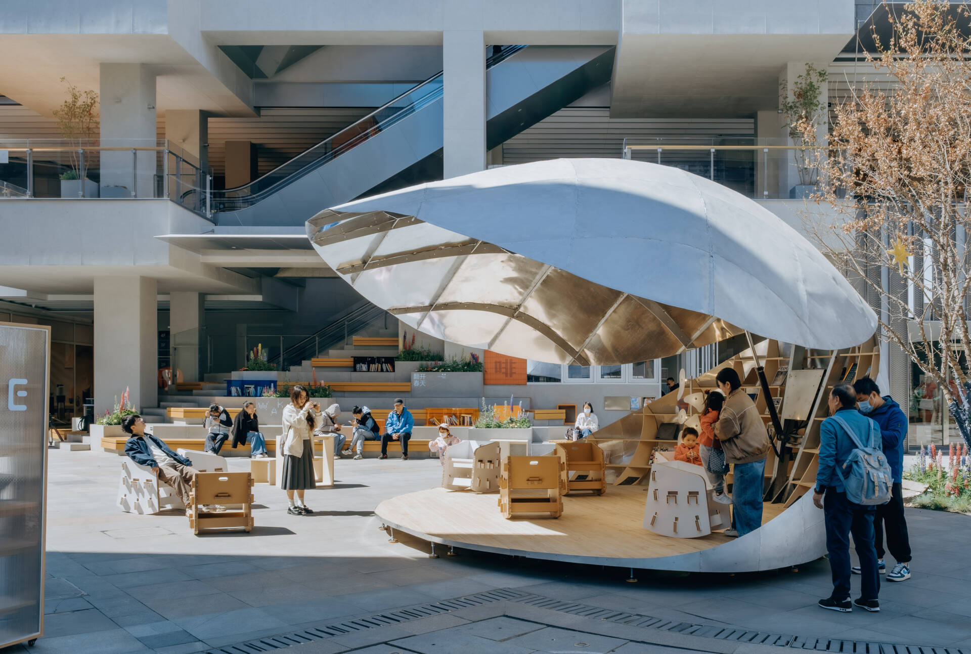 A shell-inspired pavilion in Beijing by LUO Studio opens and closes to create a flexible public space for reading, gathering, and events, bringing movement and interaction into the heart of a busy plaza.