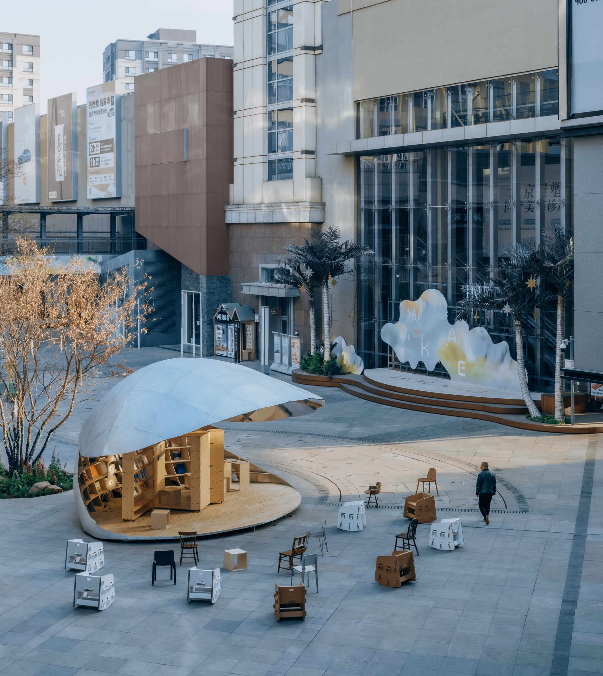 A shell-inspired pavilion in Beijing by LUO Studio opens and closes to create a flexible public space for reading, gathering, and events, bringing movement and interaction into the heart of a busy plaza.