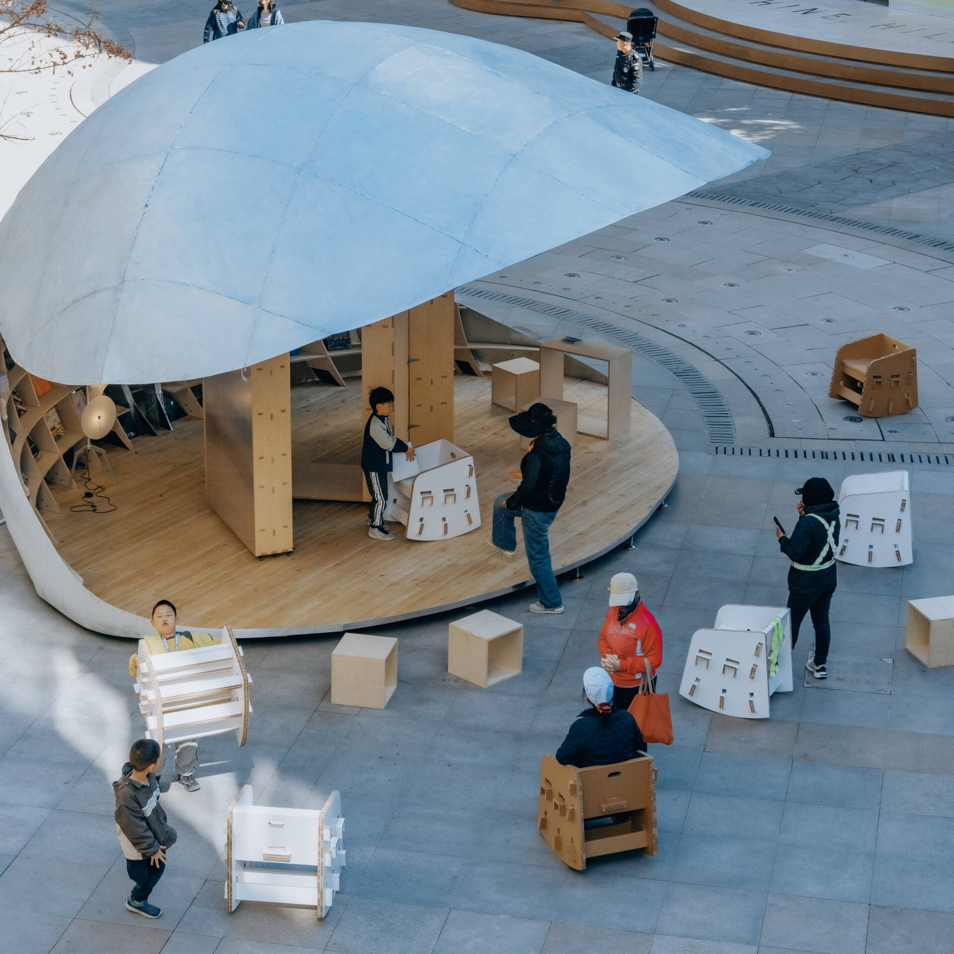 A shell-inspired pavilion in Beijing by LUO Studio opens and closes to create a flexible public space for reading, gathering, and events, bringing movement and interaction into the heart of a busy plaza.