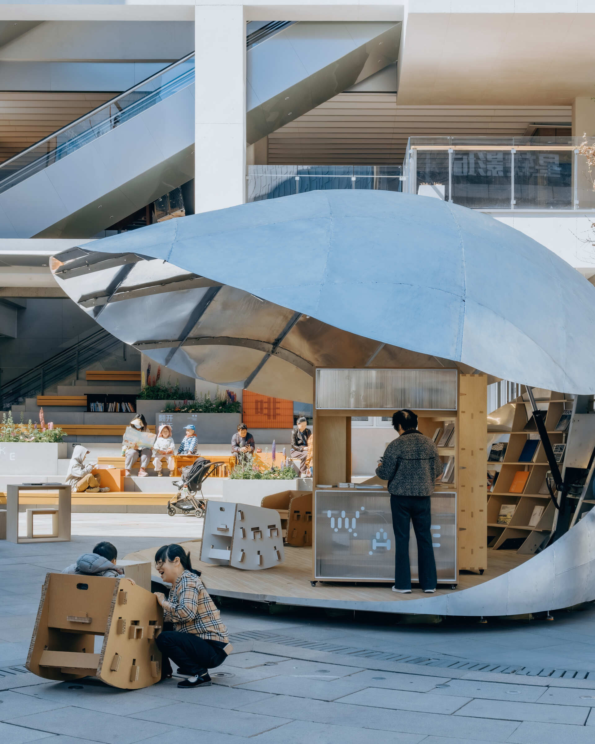 A shell-inspired pavilion in Beijing by LUO Studio opens and closes to create a flexible public space for reading, gathering, and events, bringing movement and interaction into the heart of a busy plaza.