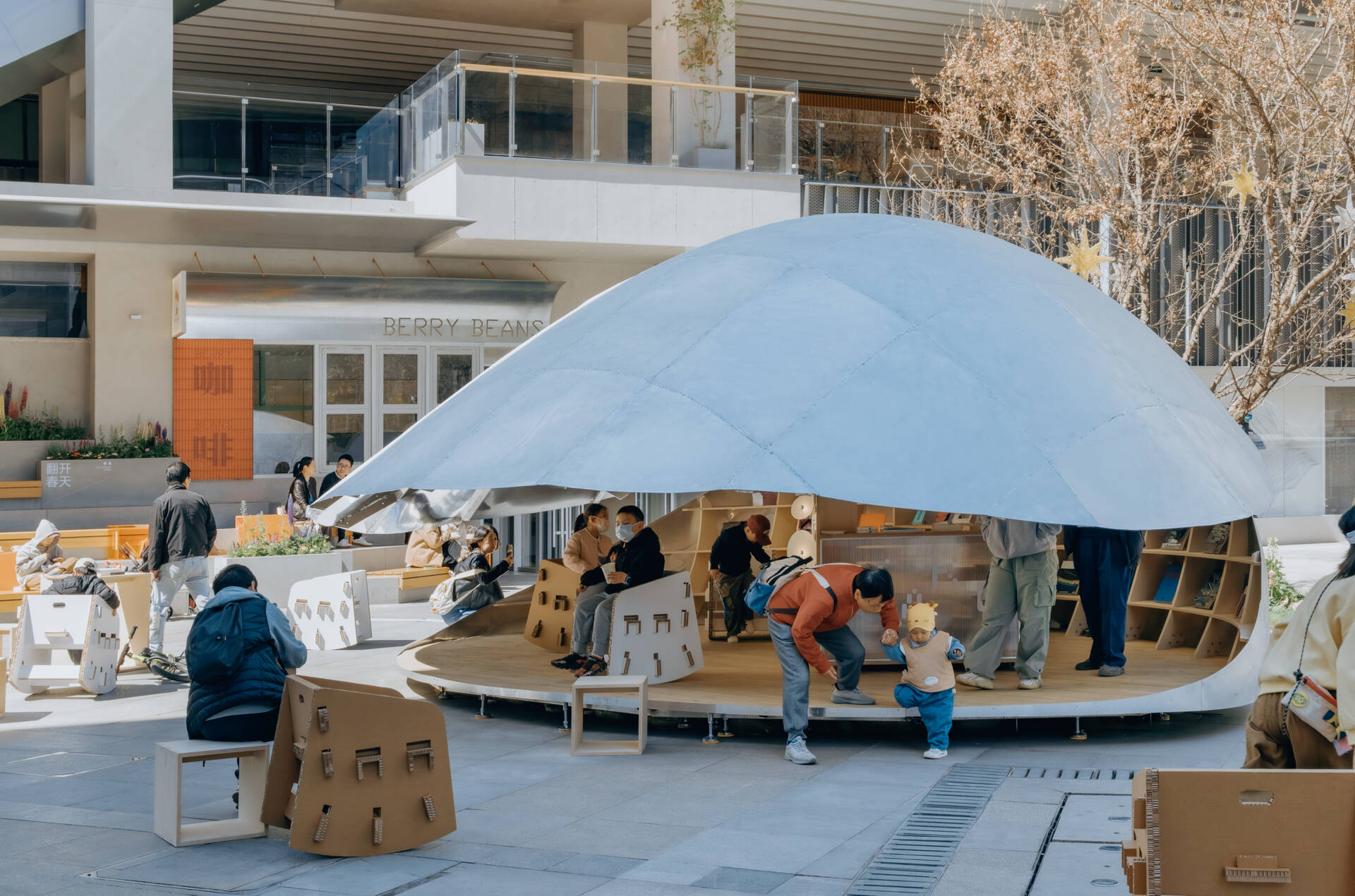 A shell-inspired pavilion in Beijing by LUO Studio opens and closes to create a flexible public space for reading, gathering, and events, bringing movement and interaction into the heart of a busy plaza.