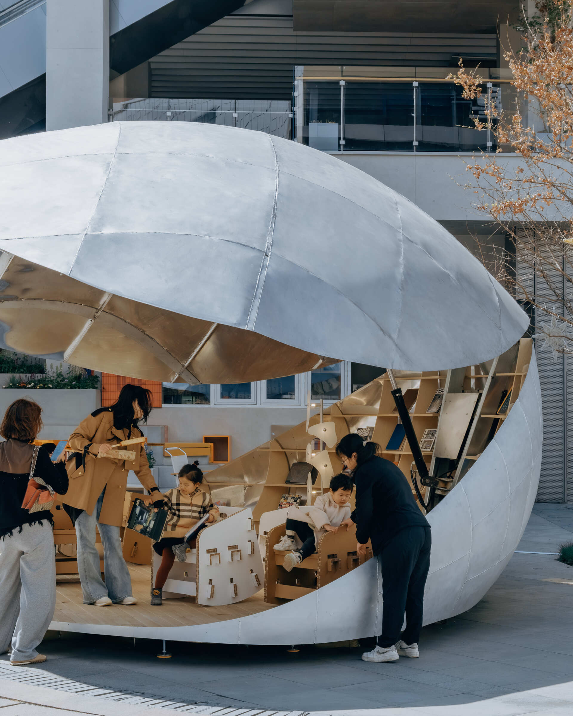 A shell-inspired pavilion in Beijing by LUO Studio opens and closes to create a flexible public space for reading, gathering, and events, bringing movement and interaction into the heart of a busy plaza.